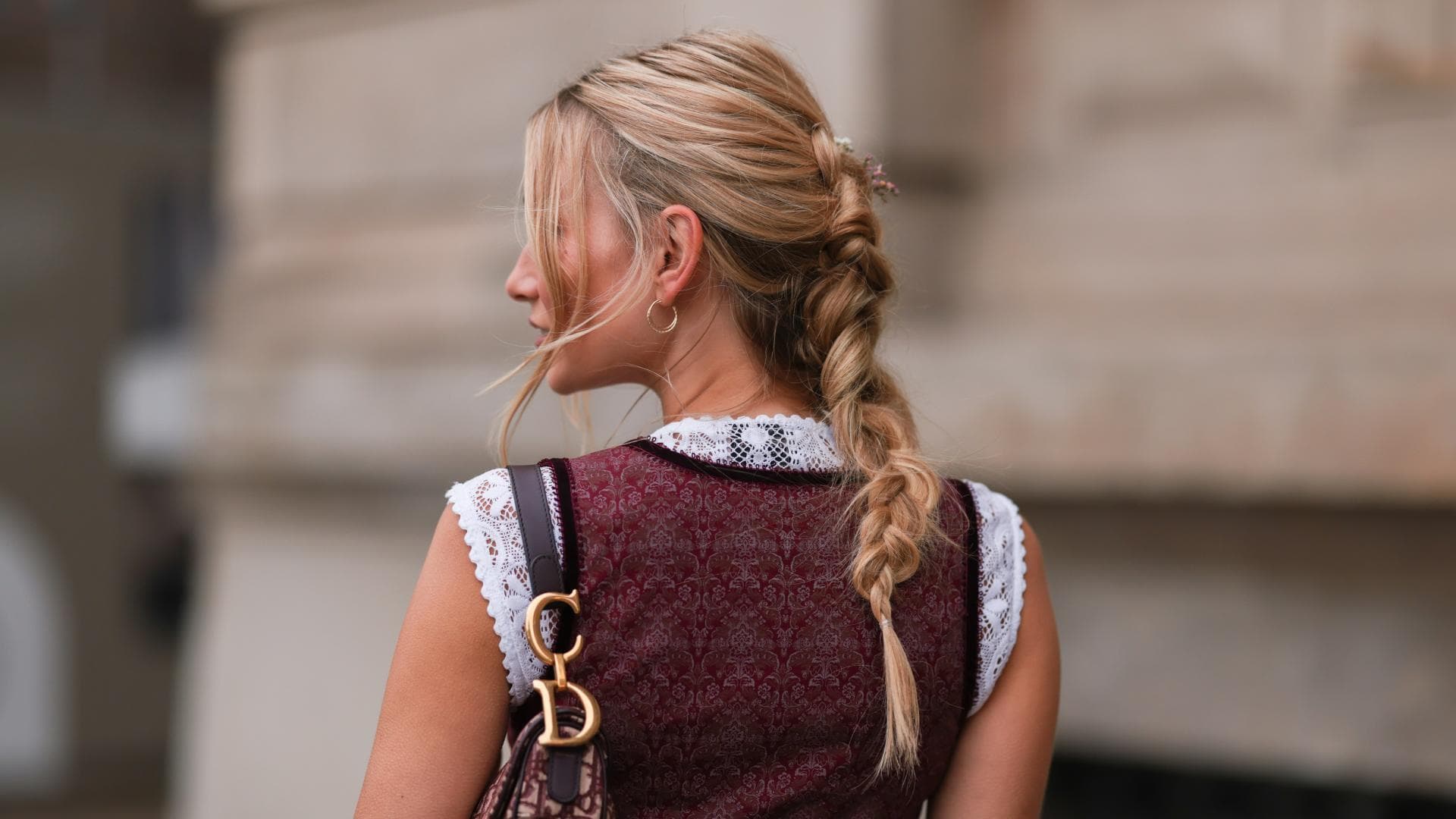 Frau mit geflochtenem Zopf