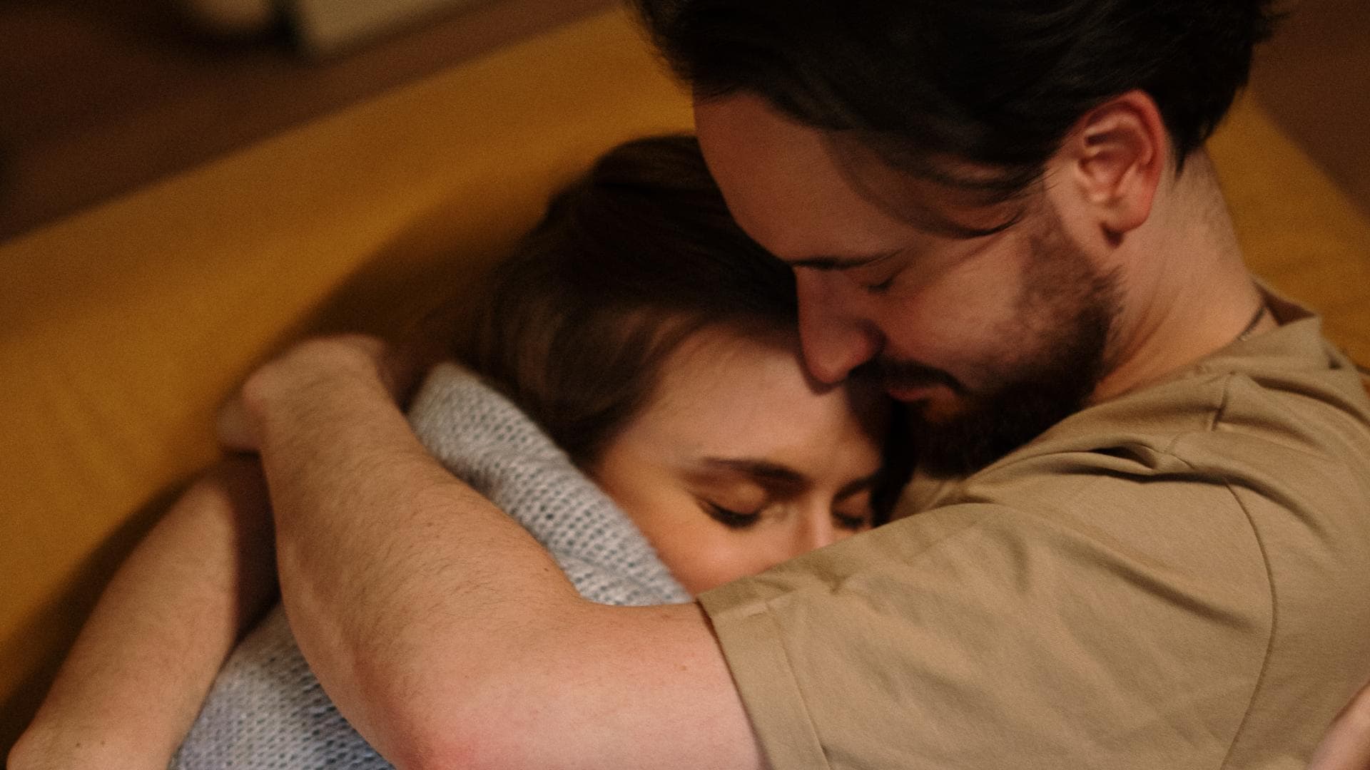 Paar kuschelt auf dem Sofa