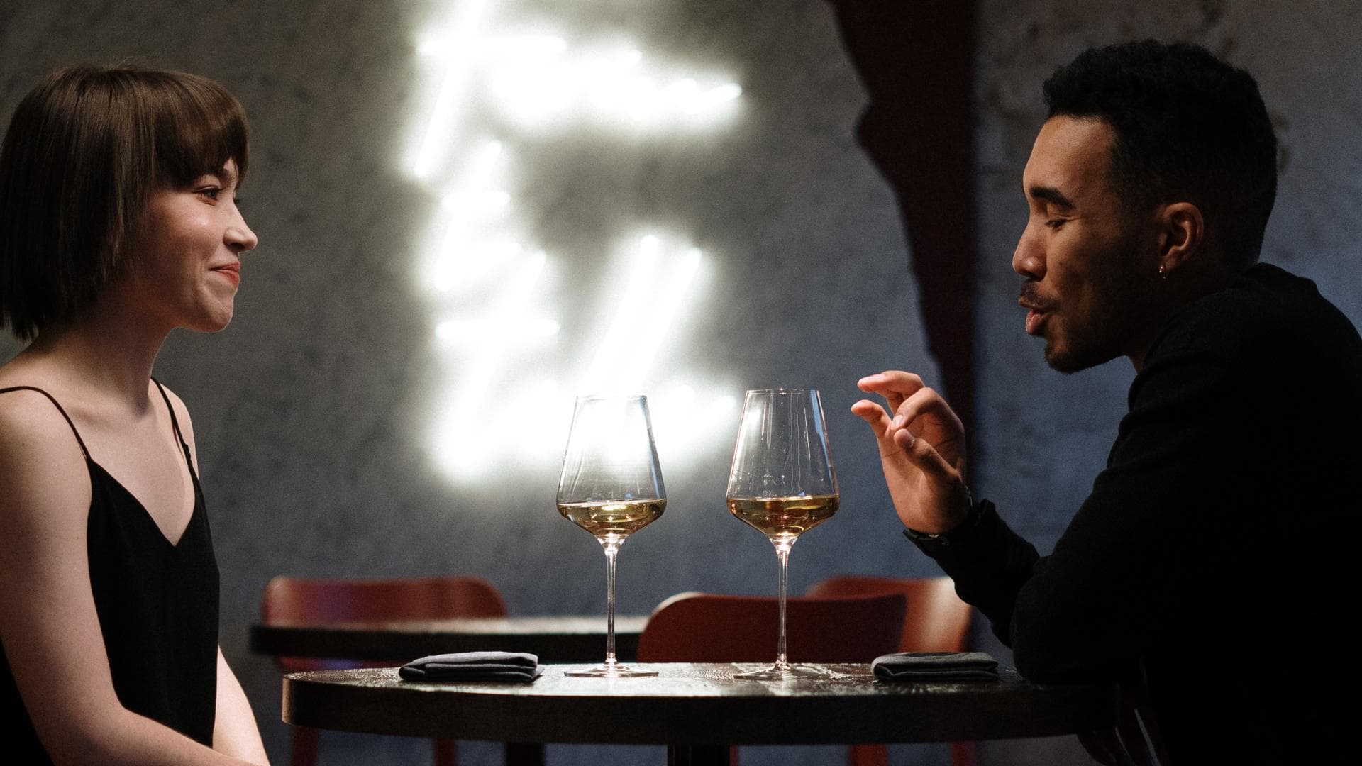 Mann und Frau trinken Wein beim ersten Date