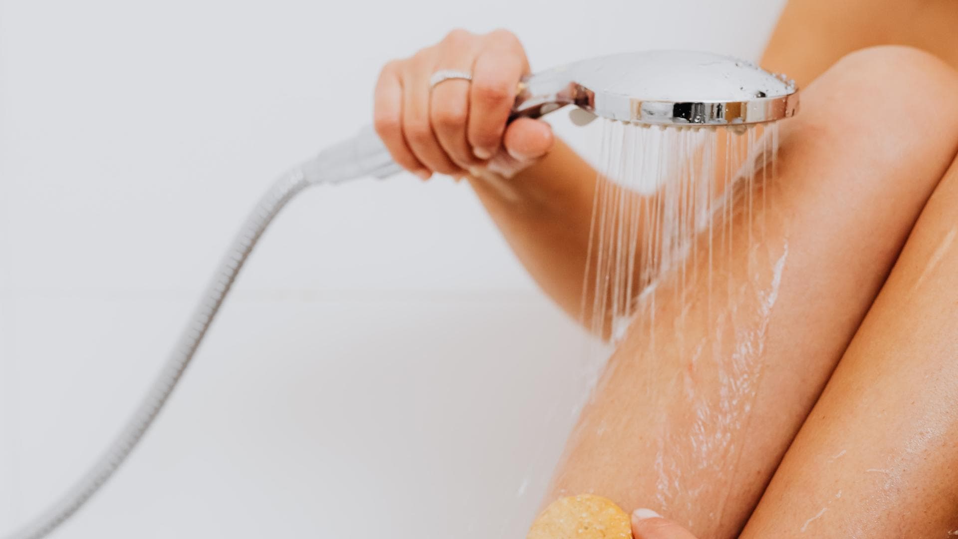 Frau braust sich die Beine ab