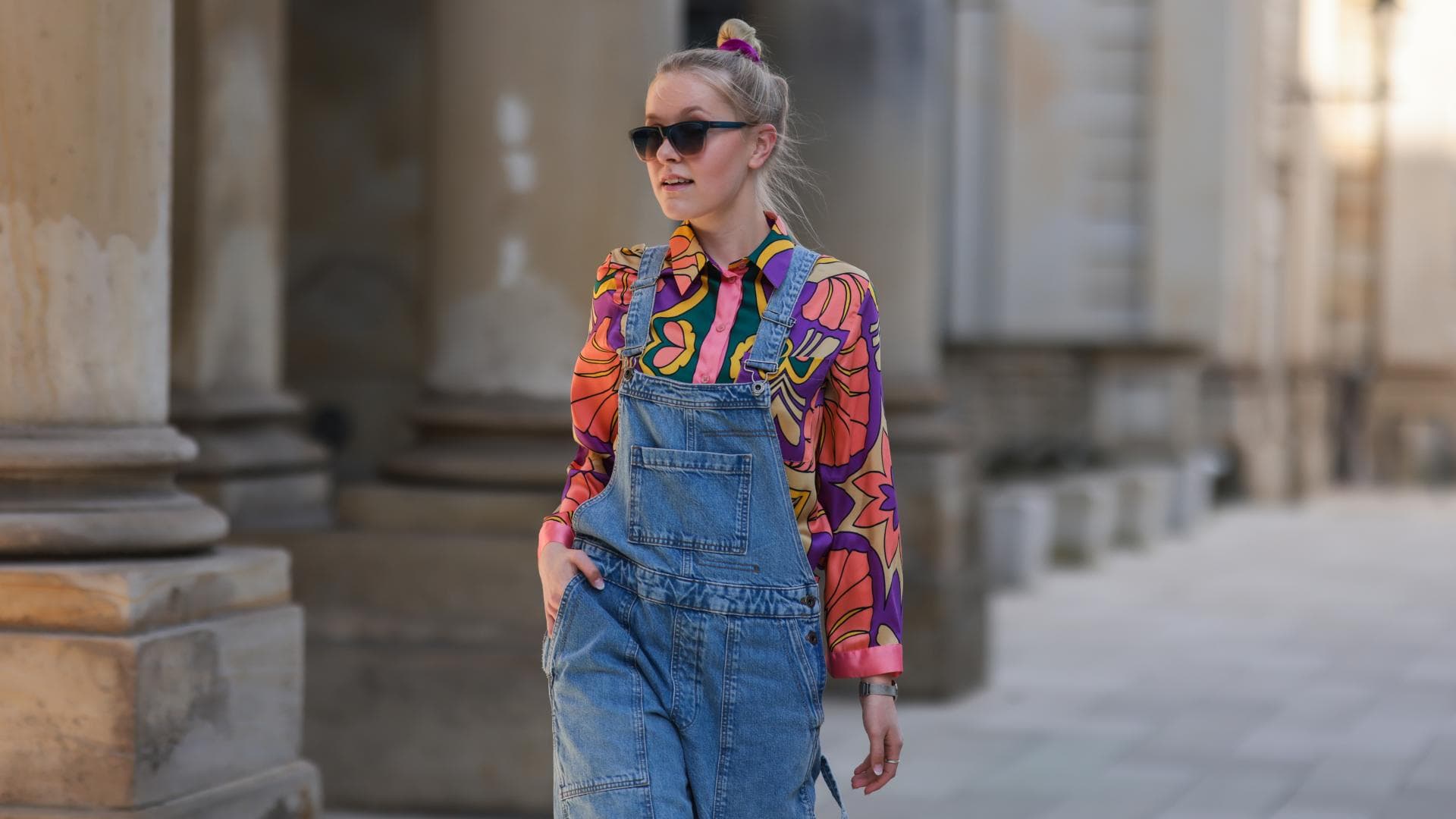 Frau in blauem Overall