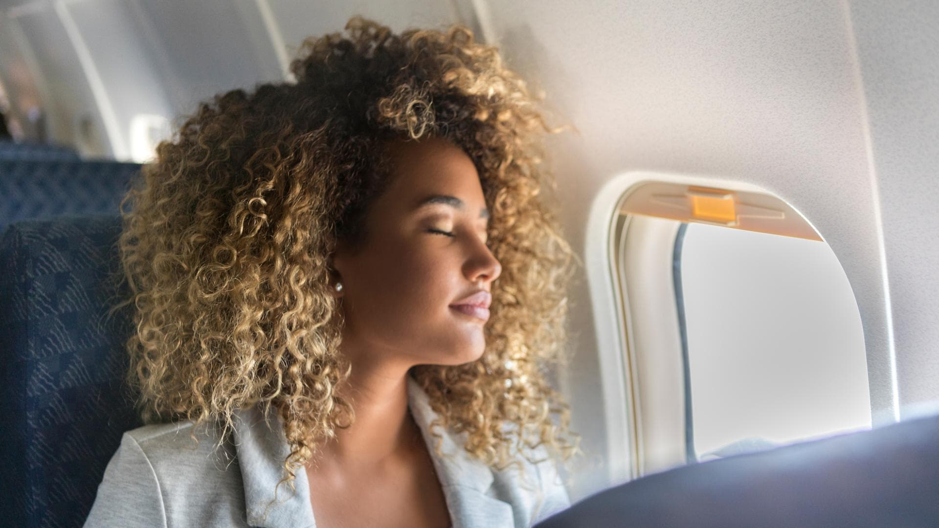 Frau im Flugzeug