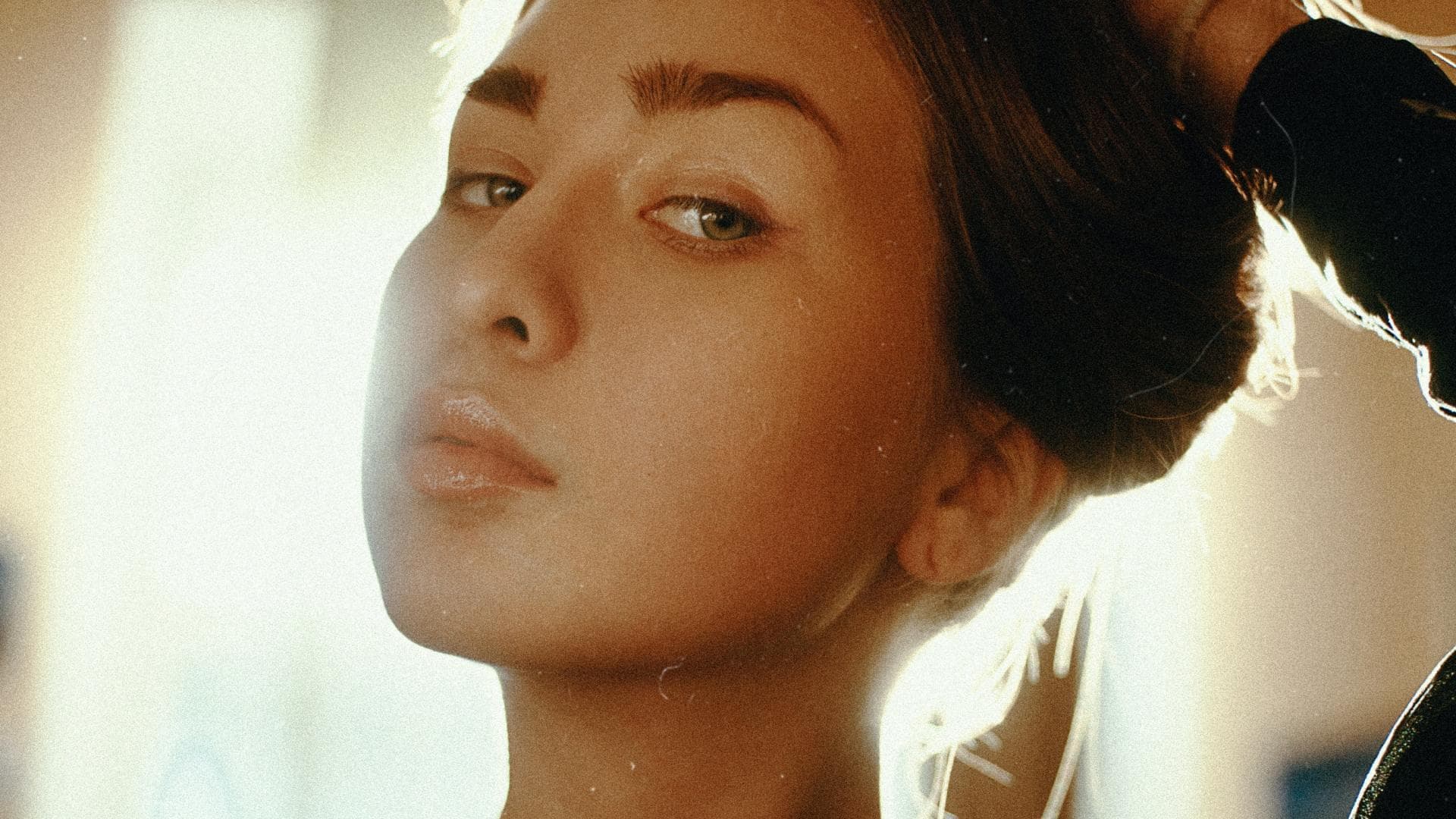 Frau guckt seriös in die Kamera