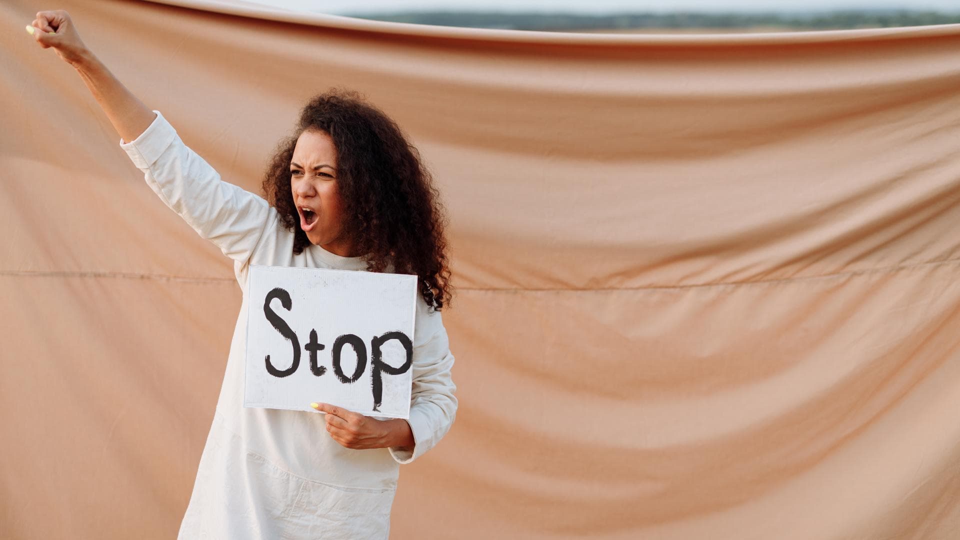 Freut mit Stop Schild