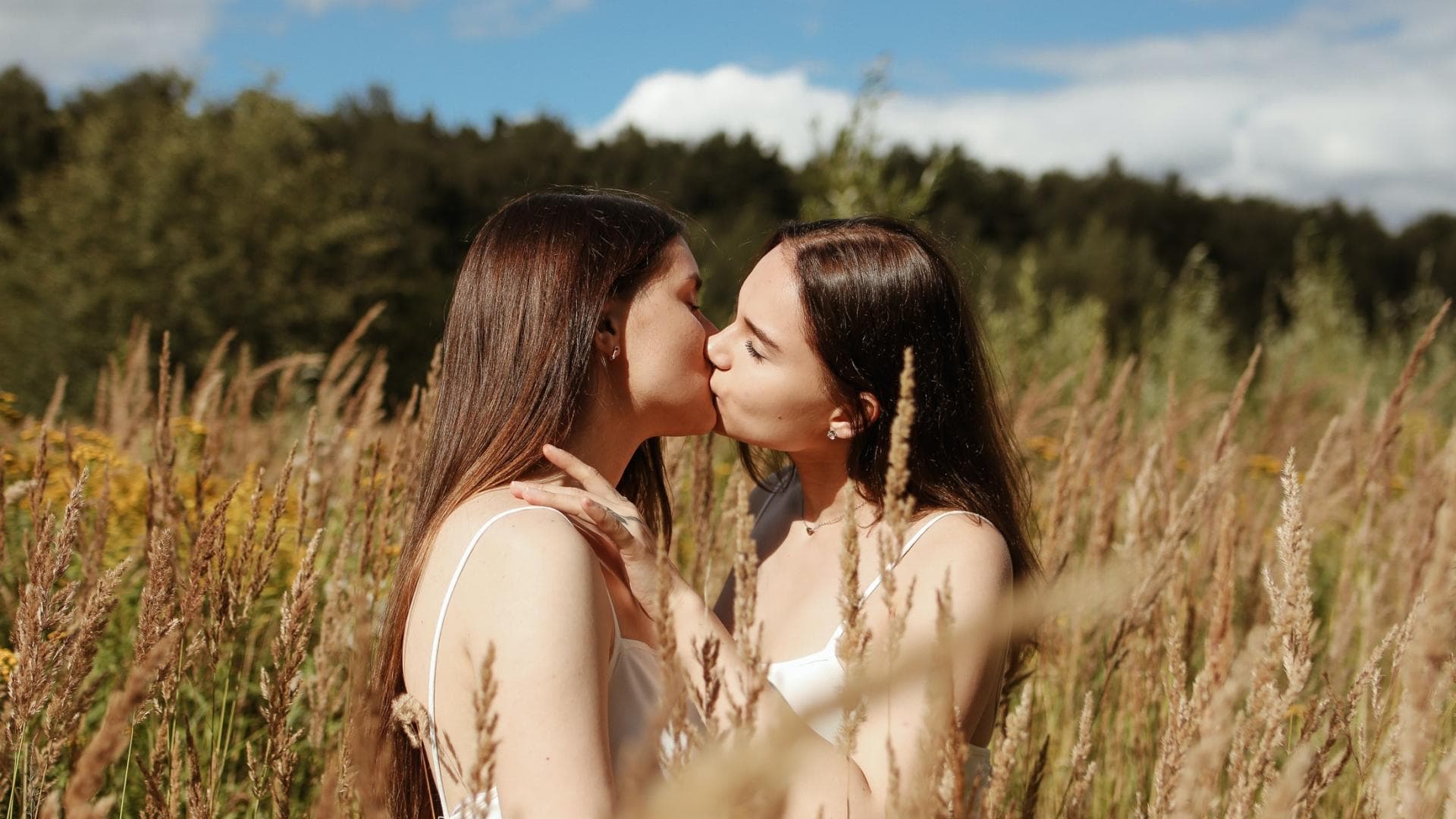 Zwei Frauen küssen sich im Feld