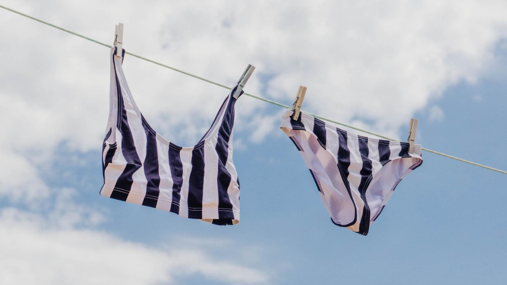 Bikinis auf Wäscheleine