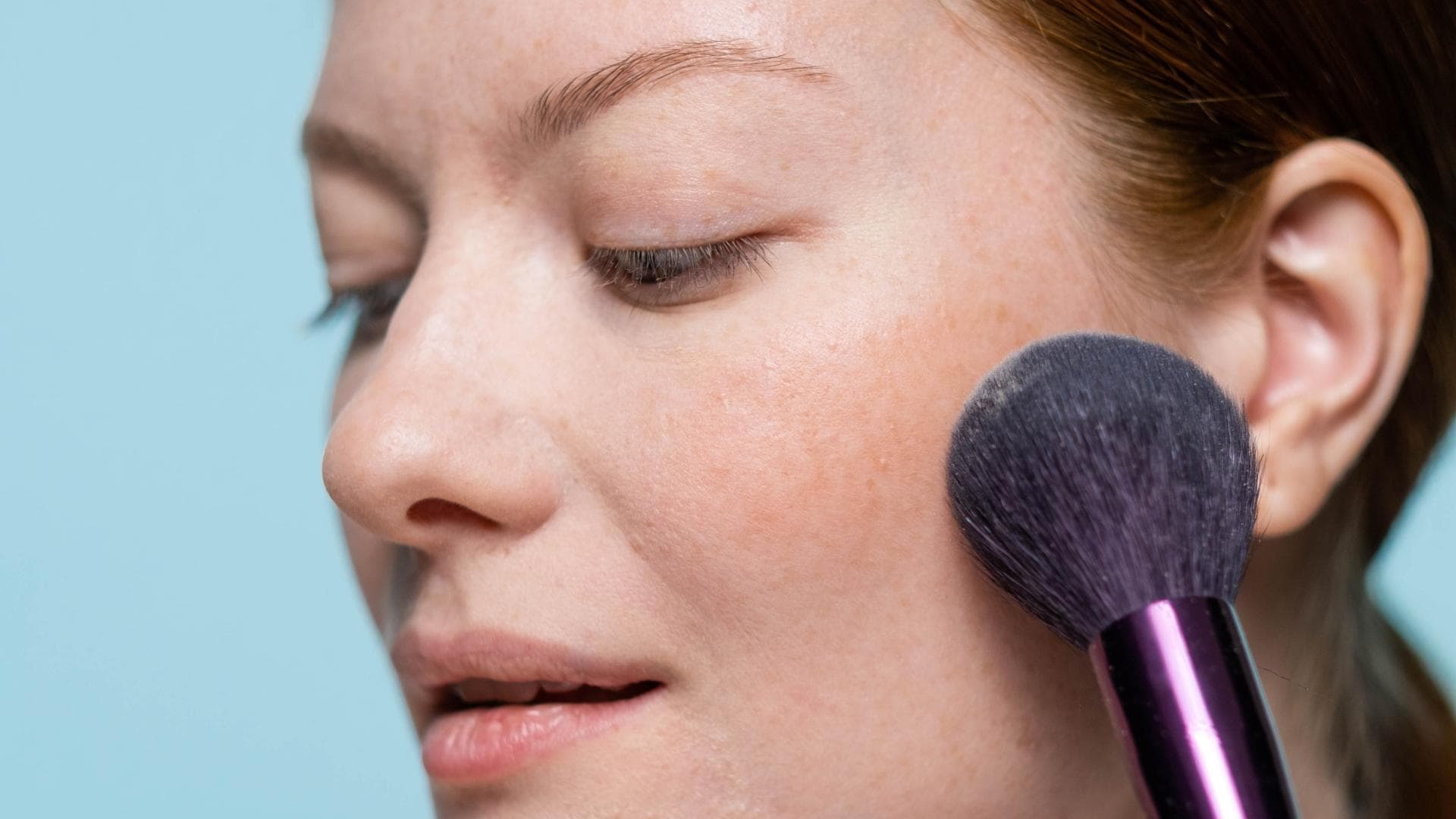 Frau trägt Blush auf
