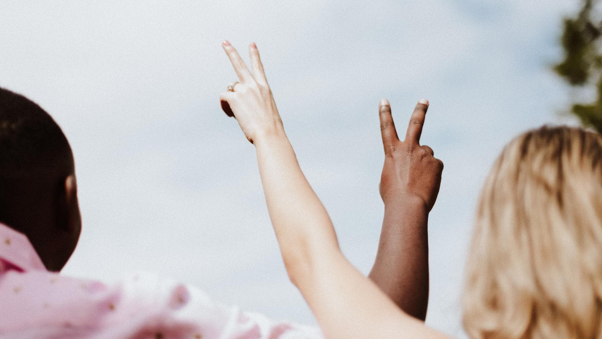 Mann und Frau zeigen Peace-Zeichen