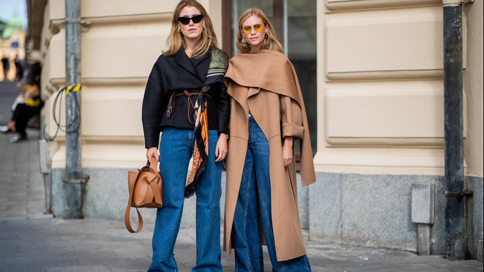 Frau trägt weite Jeans 