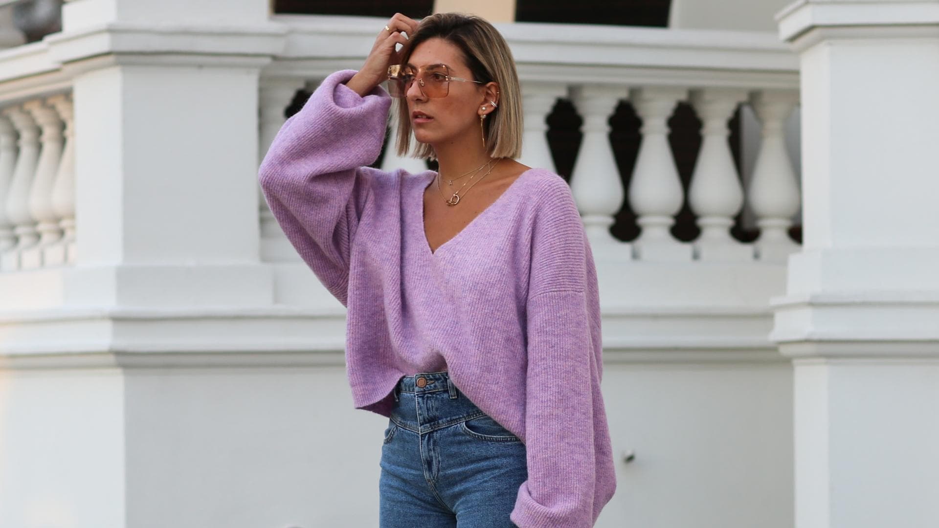 Aylin König trägt einen fliederfarbenen Pullover