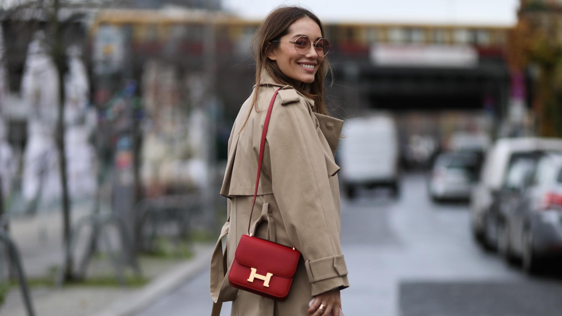 Frau trägt Trenchcoat