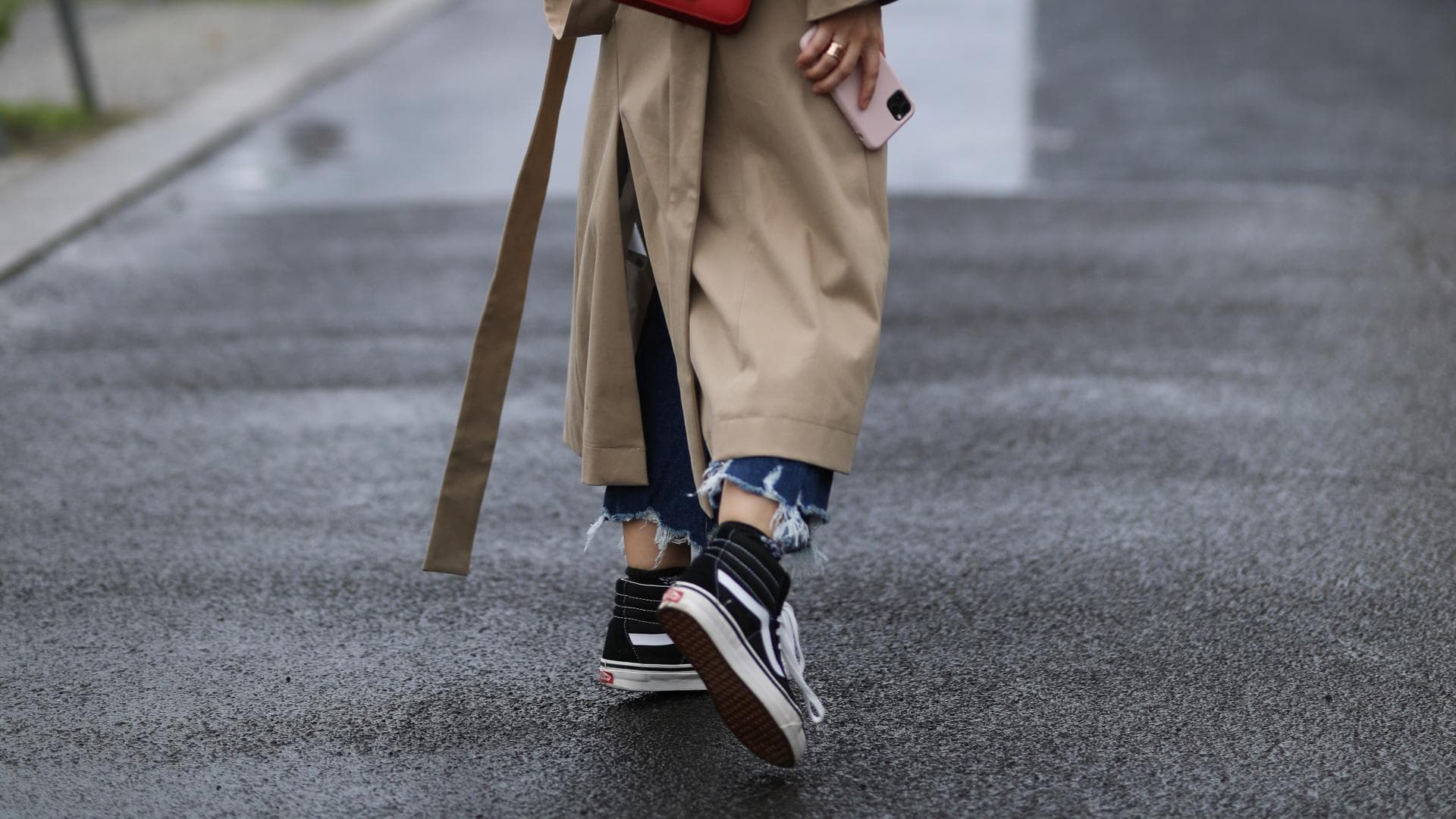 Frau trägt Jeans