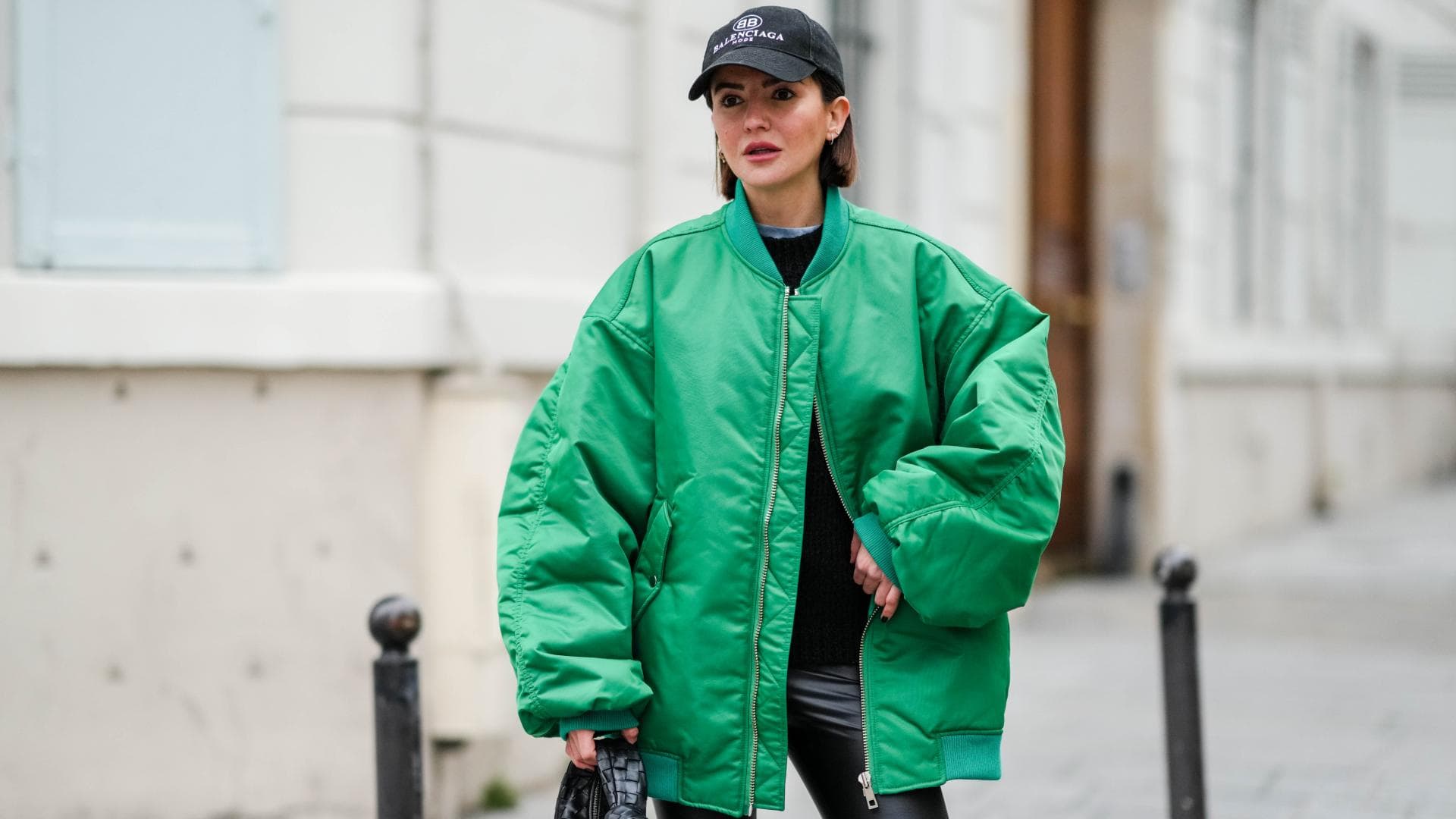 Frau trägt Bomber-Jacke