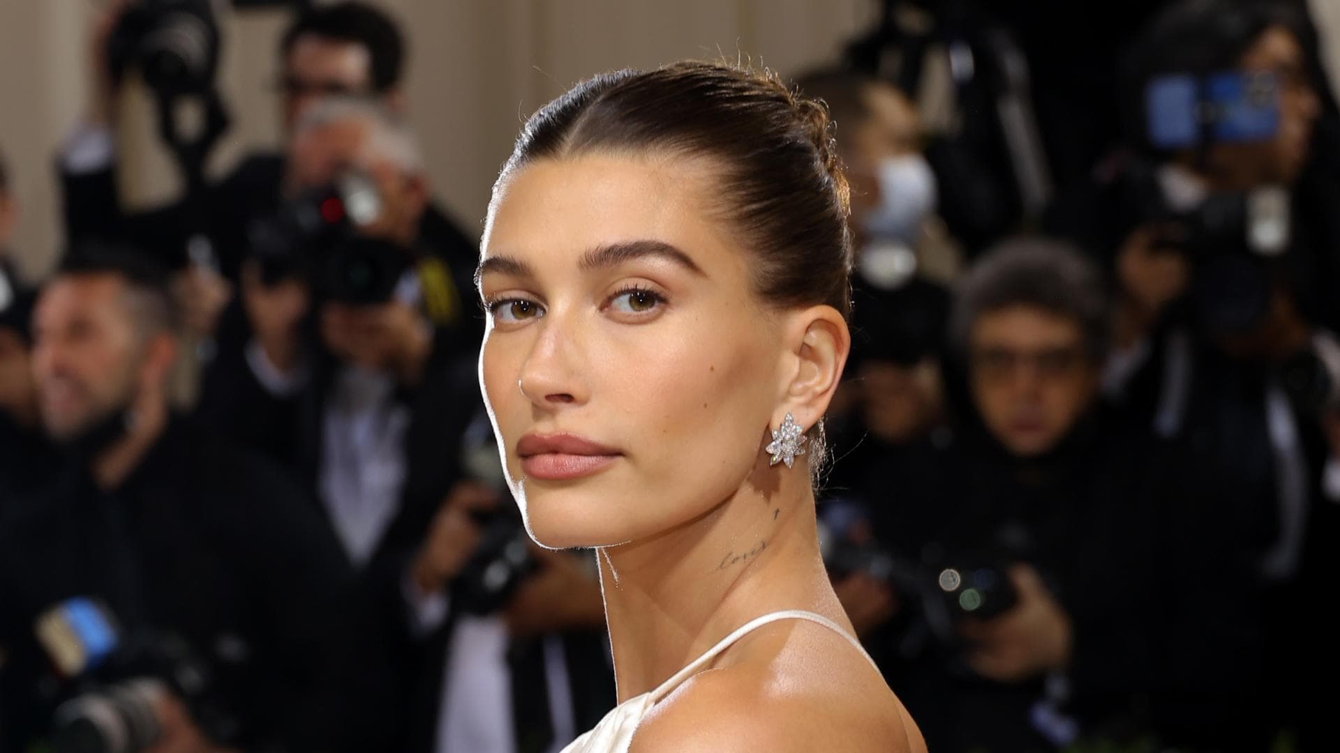 Hailey Bieber trägt Cat-Eye-Make-up