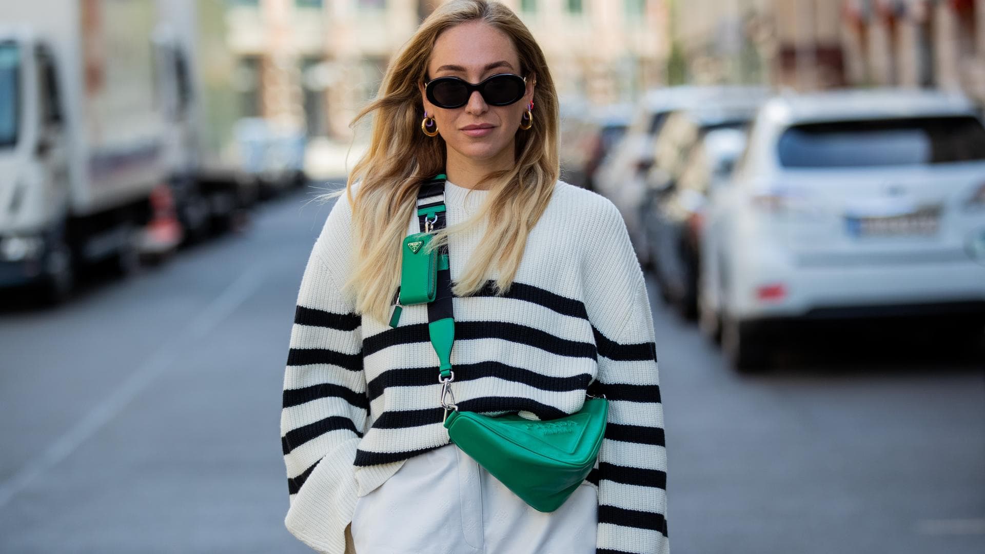 Frau trägt Pullover