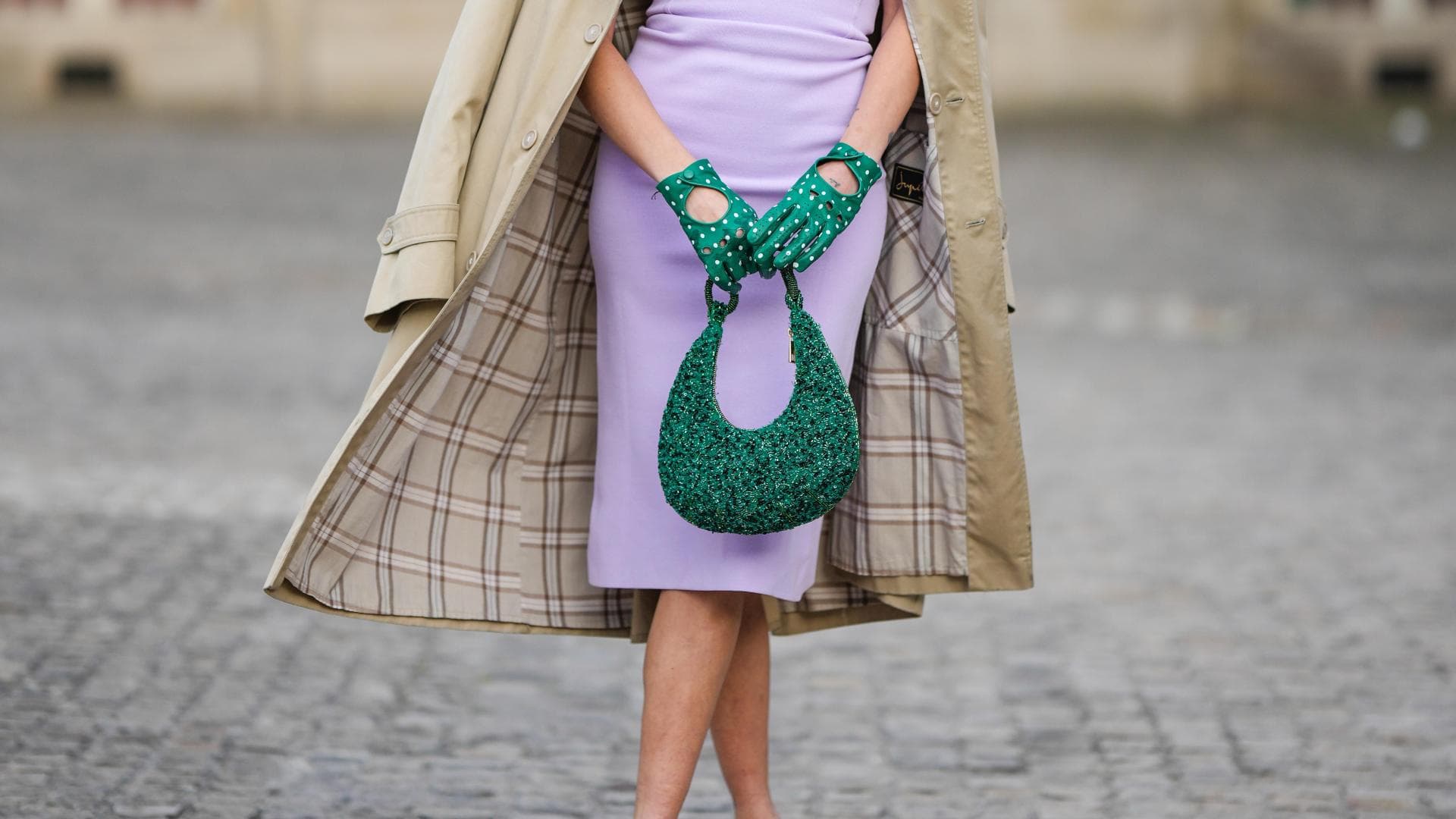 Frau mit grüner Handtasche