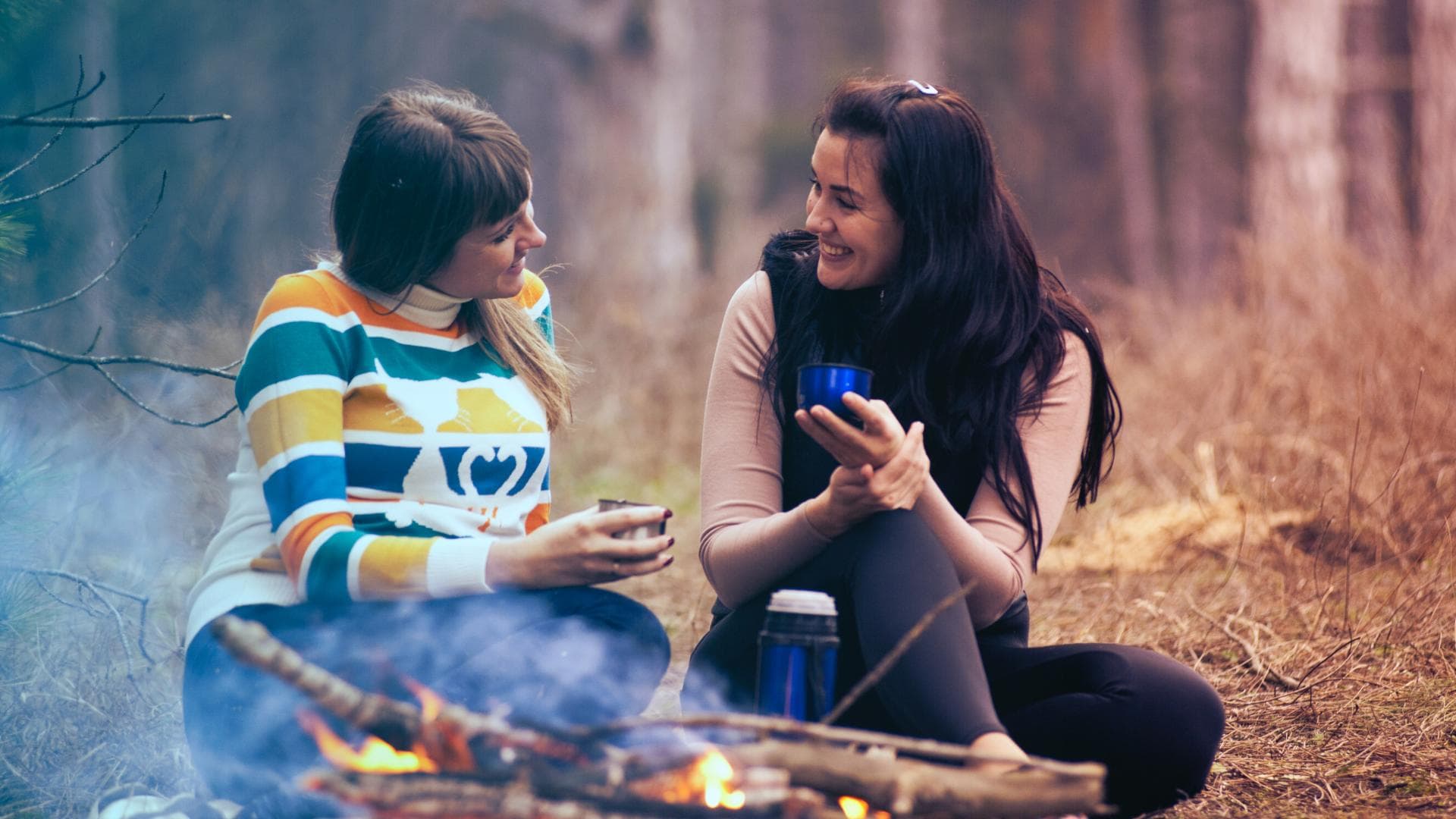 Frauen am Lagerfeuer