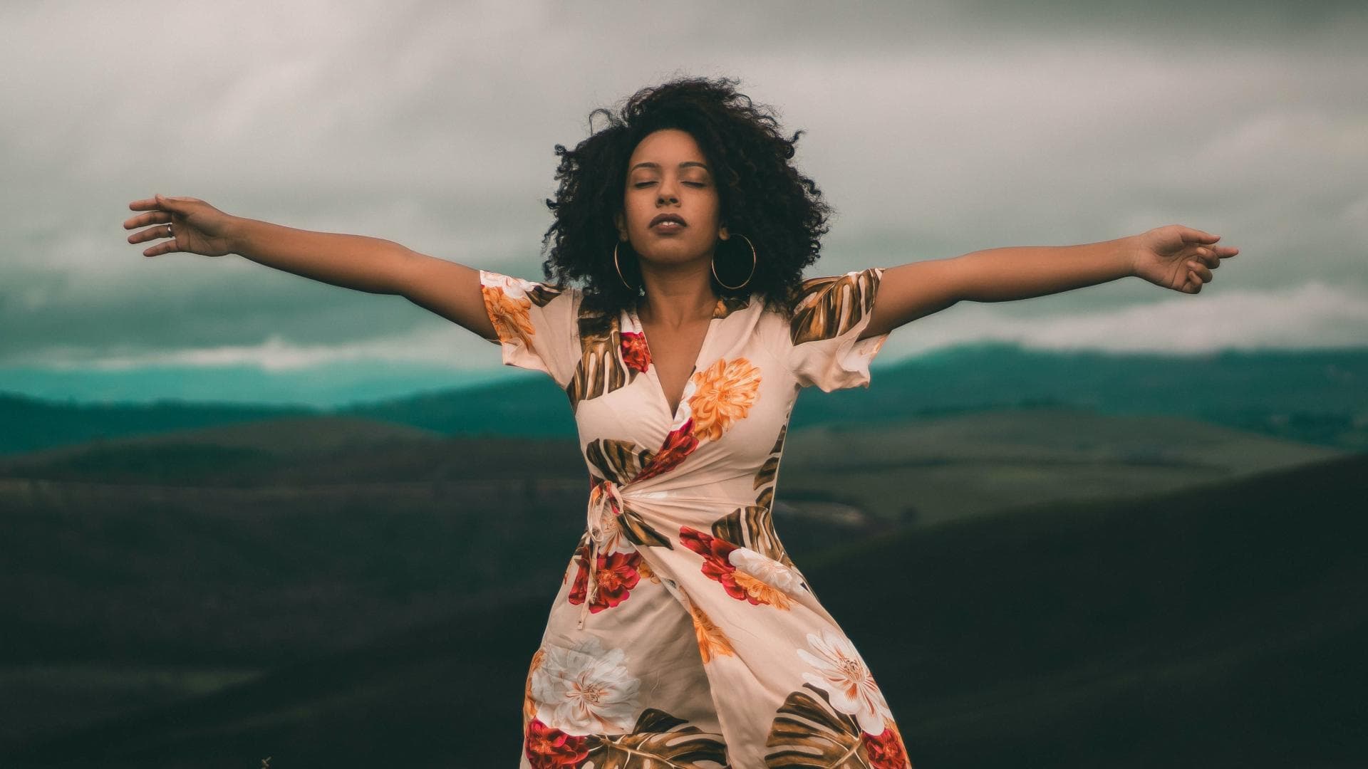 Frau streckt Arme von sich