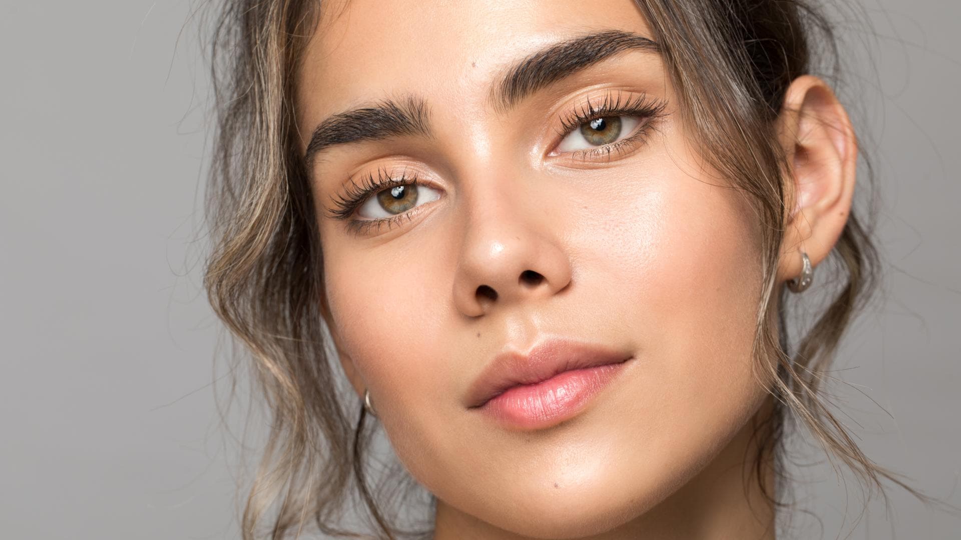 Frau hat volle, dichte Augenbrauen