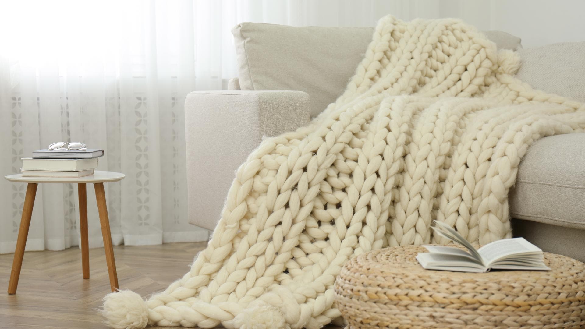 Decke aus Merinowolle liegt auf dem Sofa