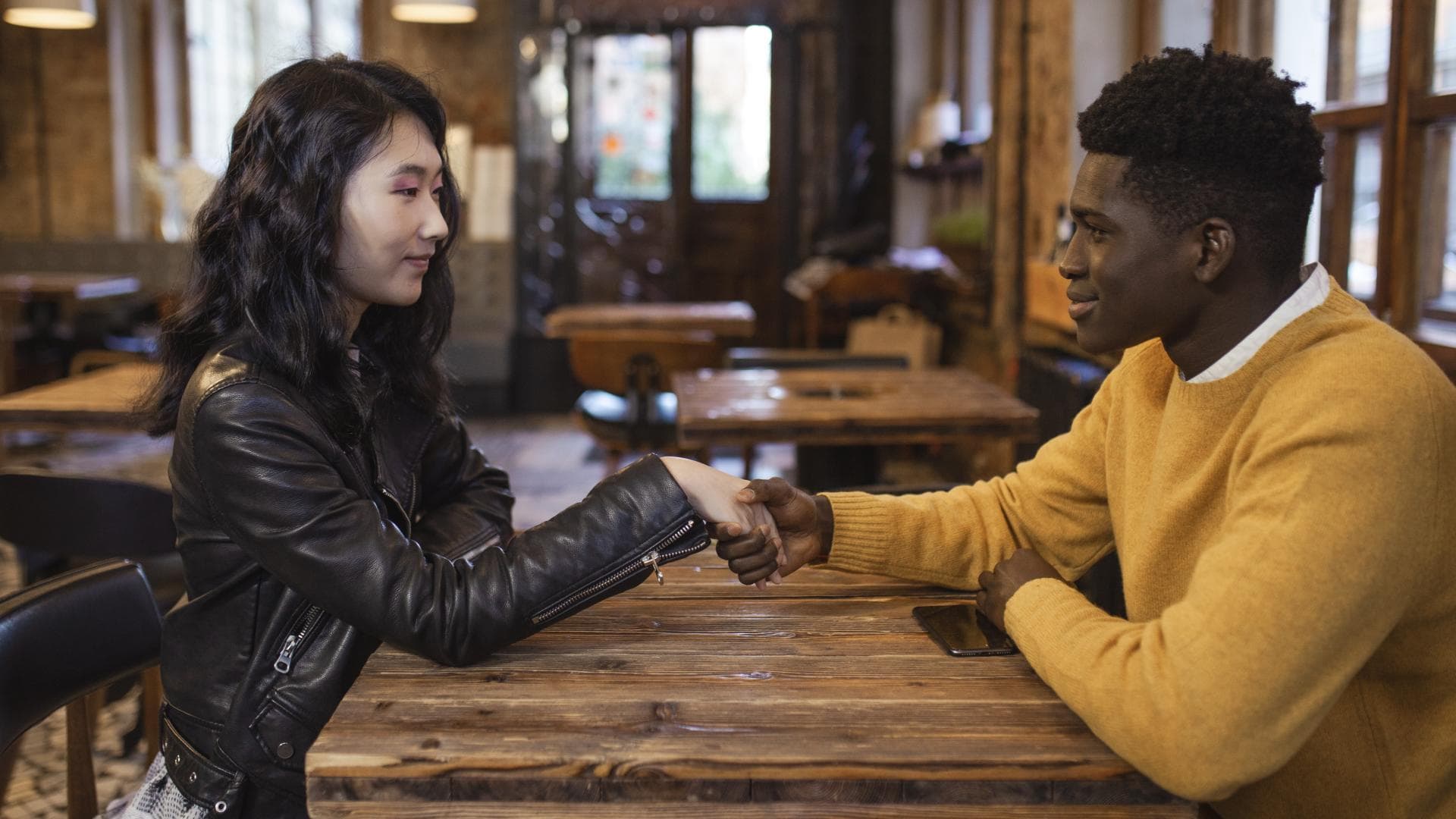 Zwei Menschen schauen sich an