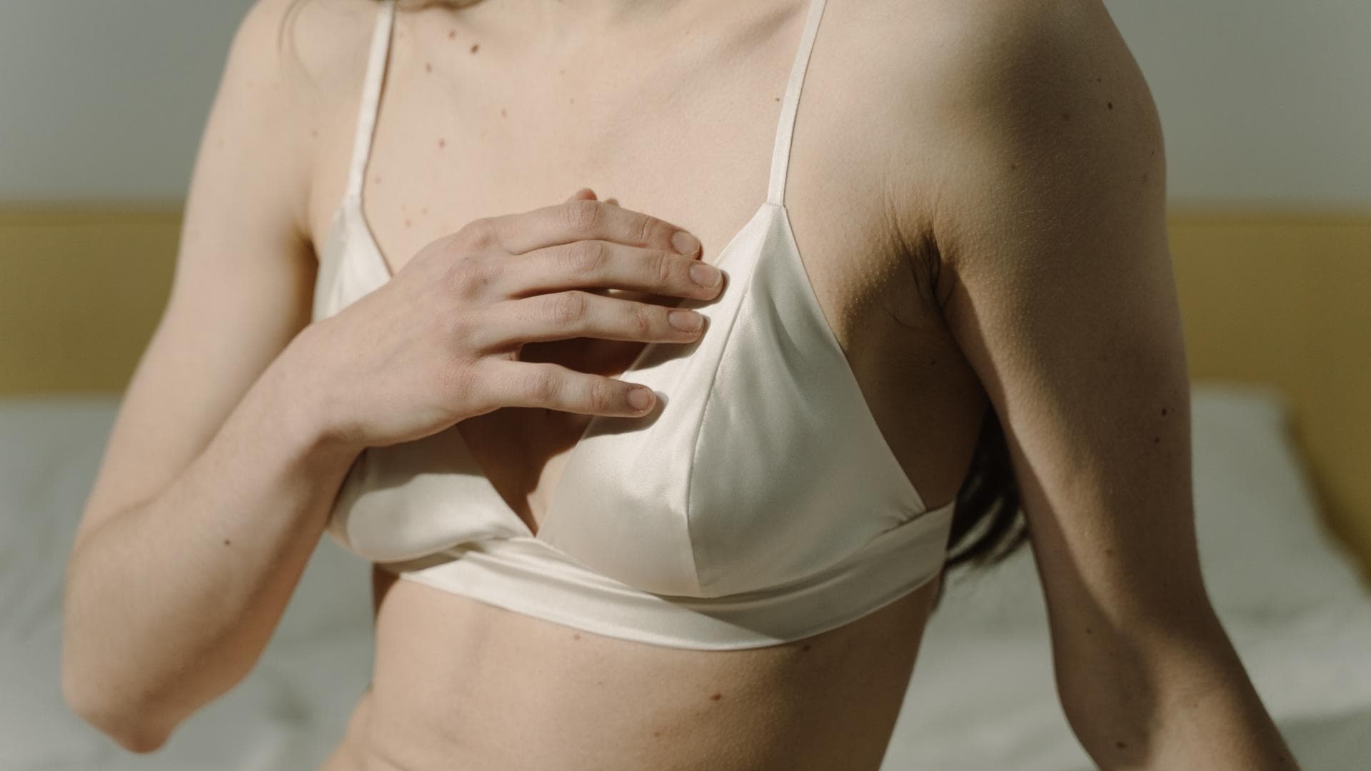 Frau mit weißem BH