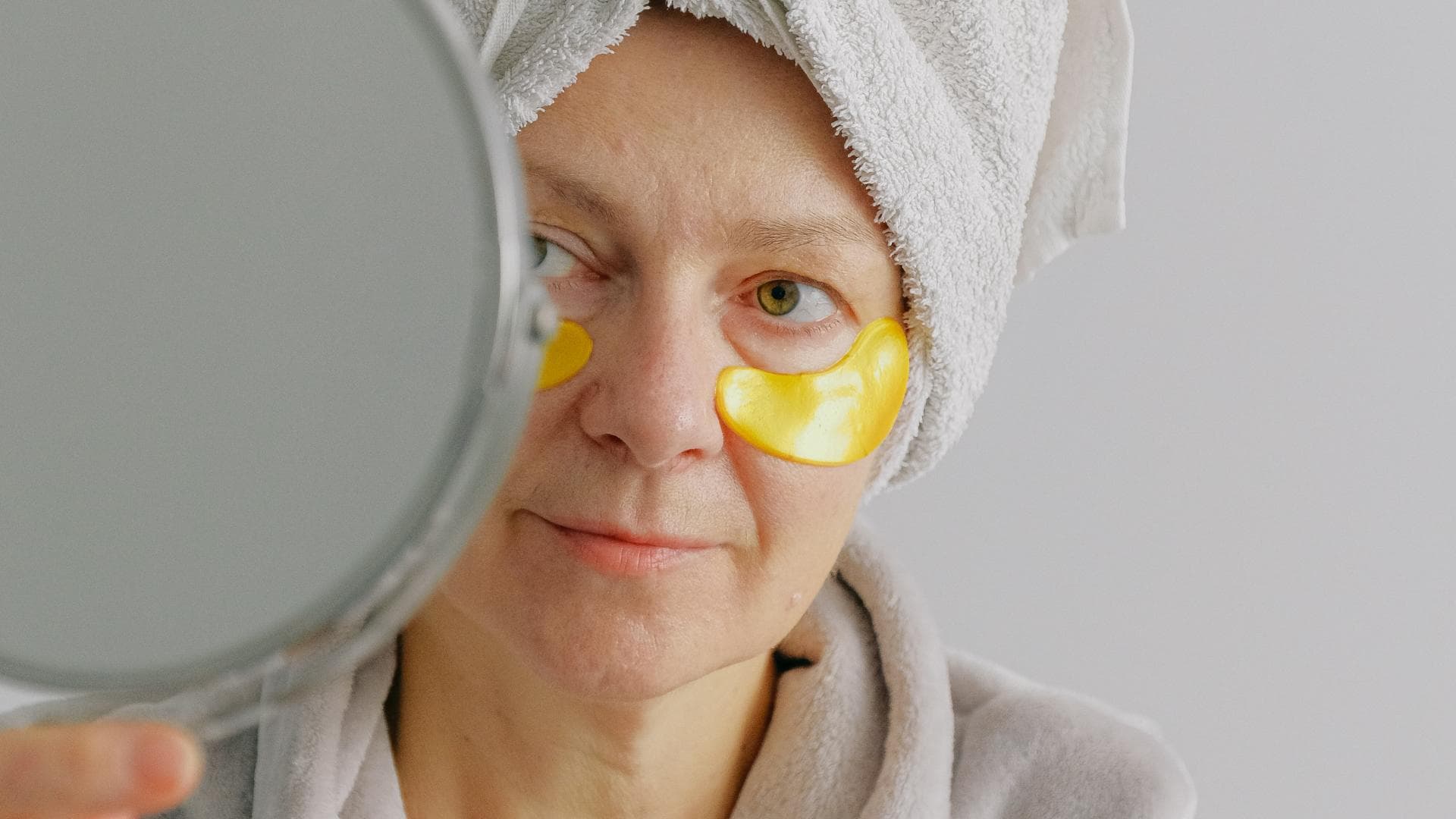Frau mit Nasolabialfalte