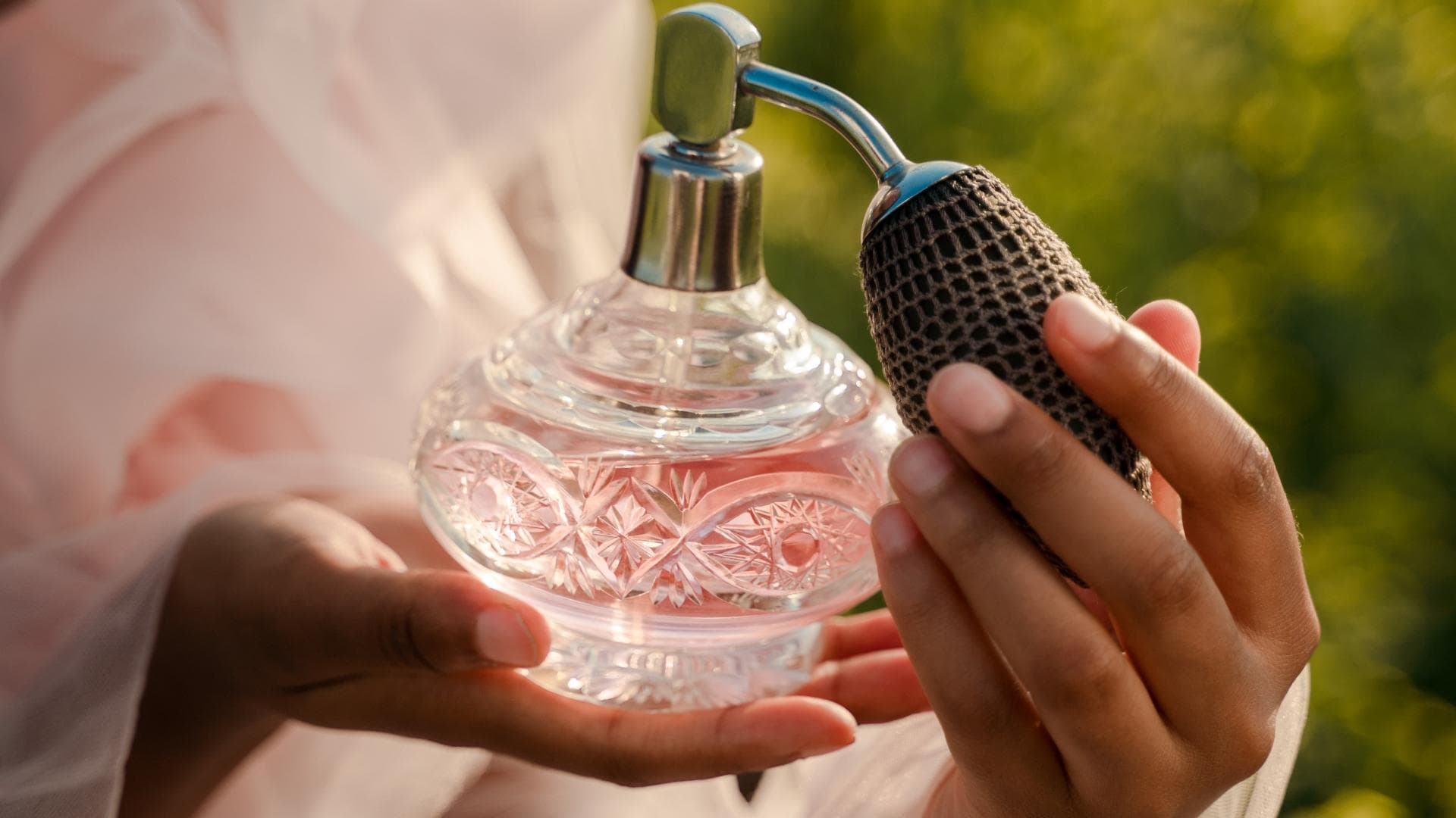 Frau mit Parfum Flakon