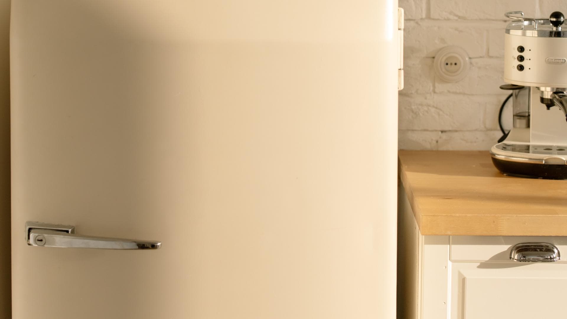 Beiger Kühlschrank in der Küche