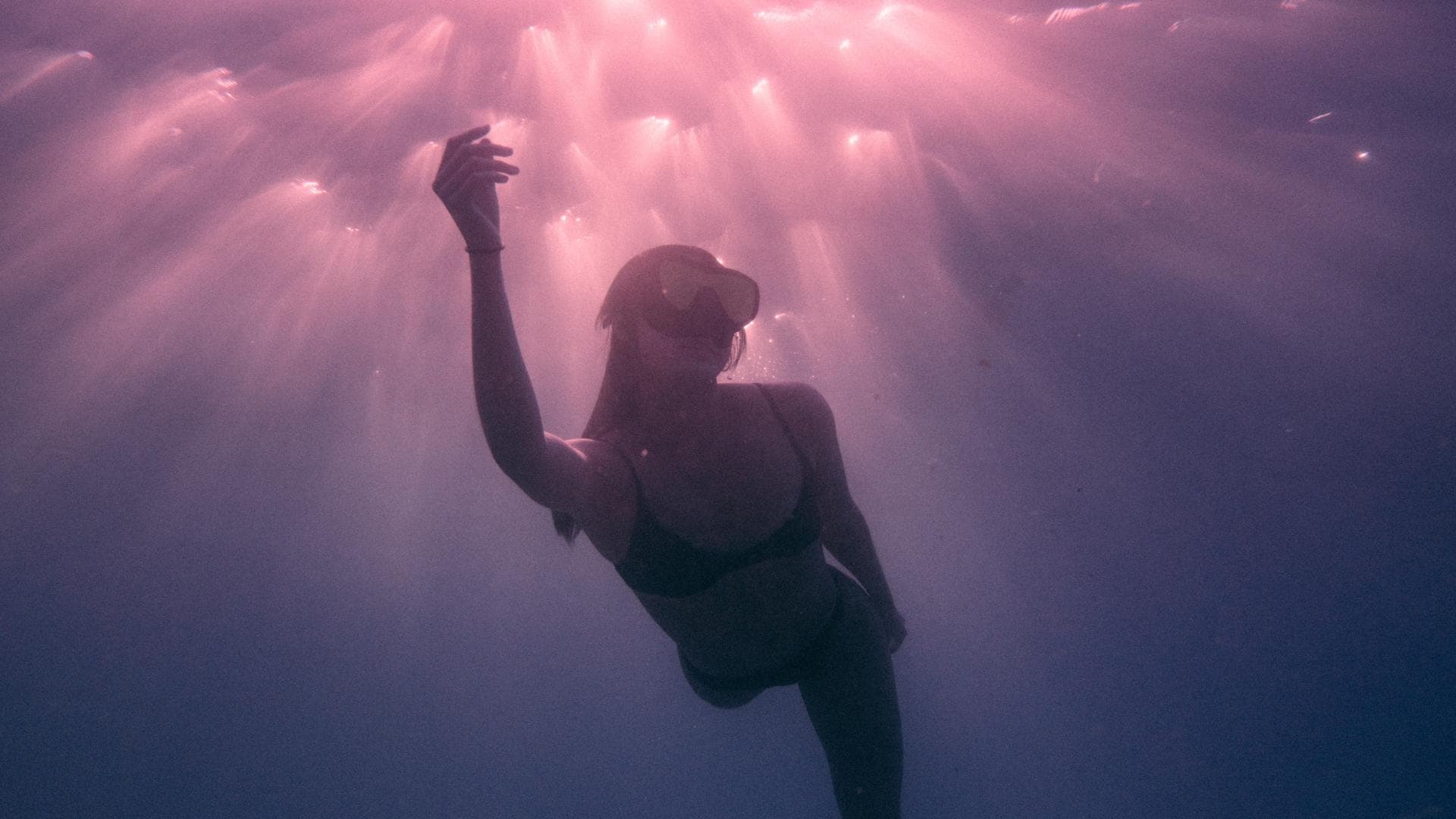 Frau taucht im Meer