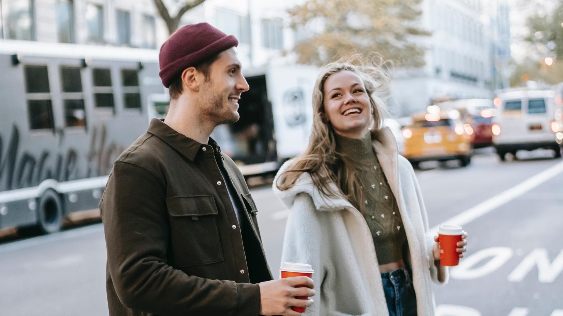 Paar geht zusammen spazieren