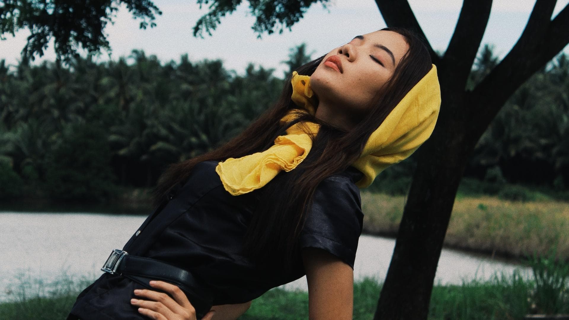 Frau im gelb-karierten Rock