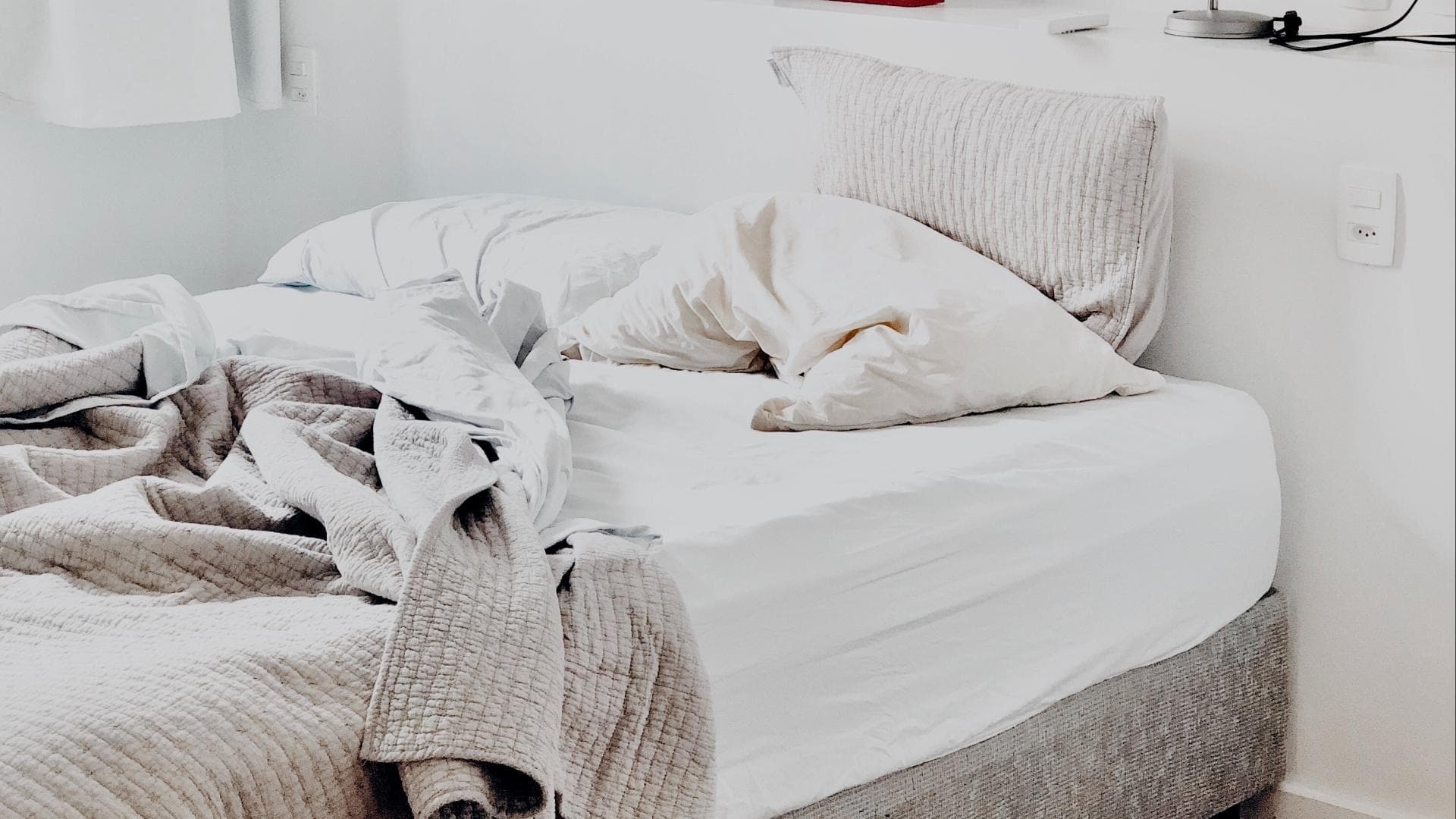 Ungemachtes Bett nach dem Aufstehen