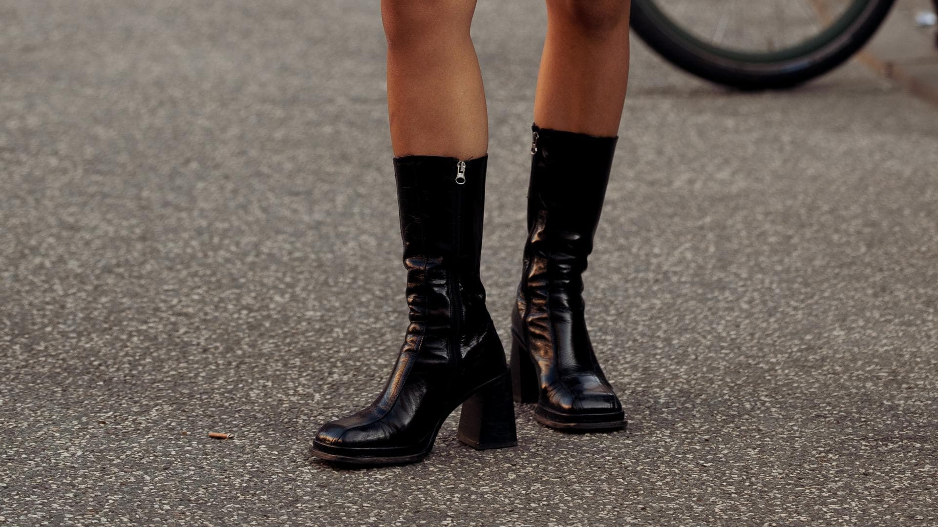 Frau mit schwarzen Stiefeln