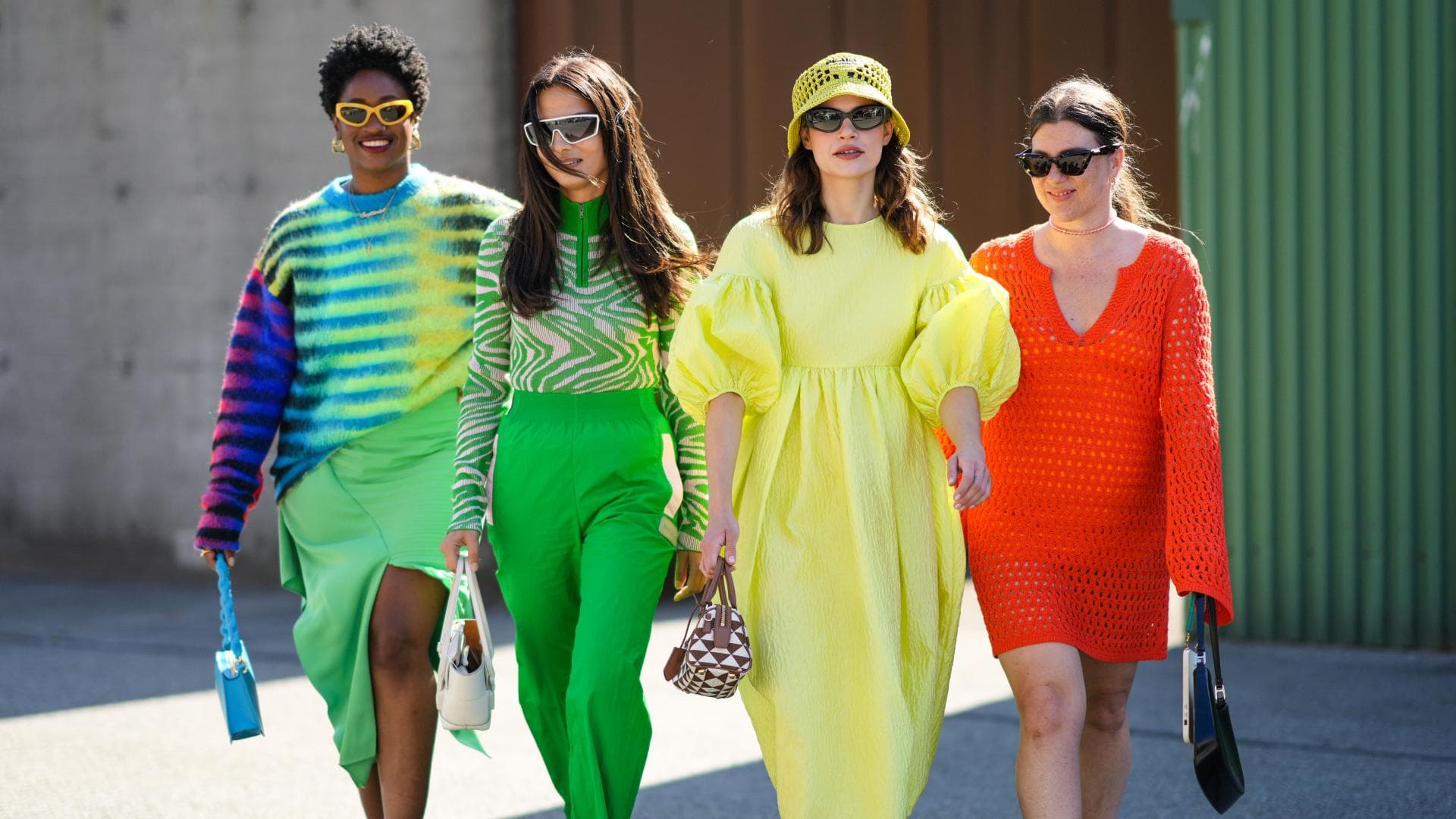 Vier Frauen in bunten Outfits