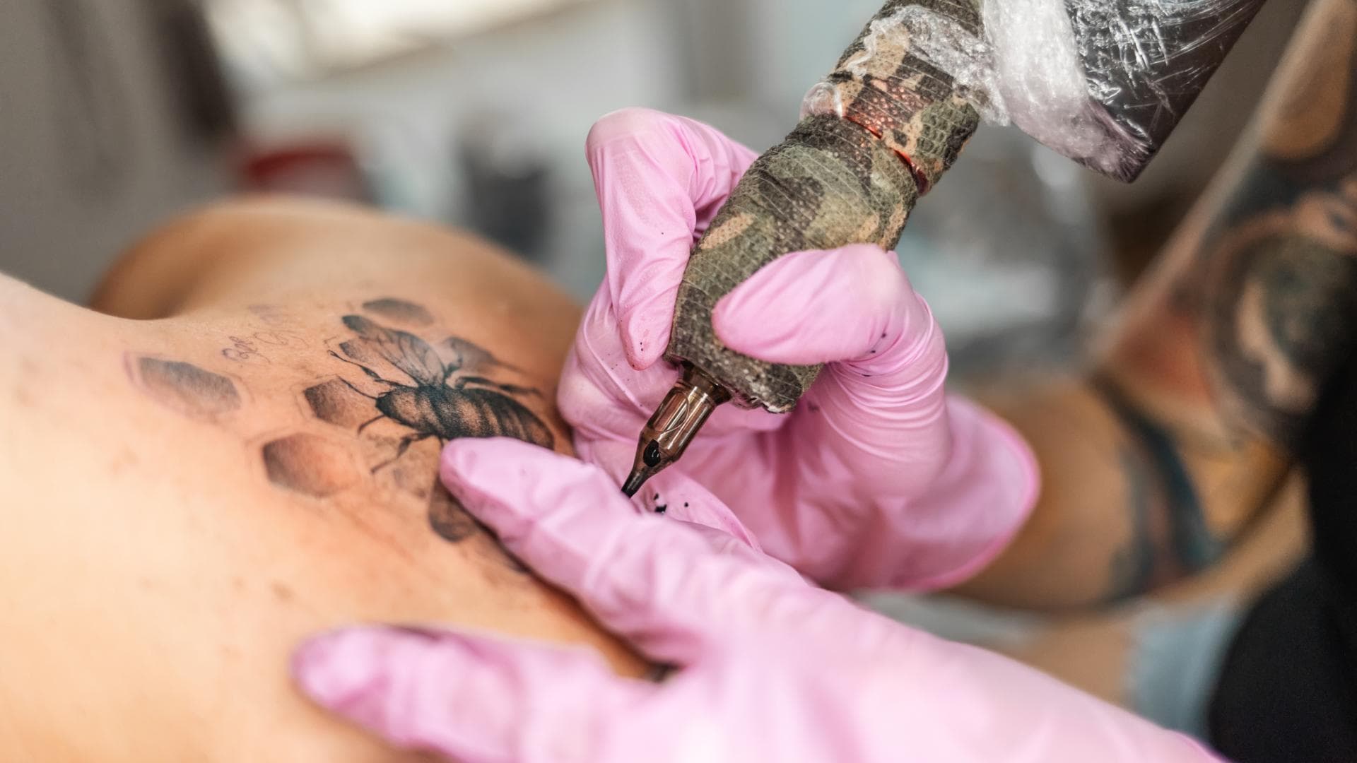 Tattoo wird gestochen