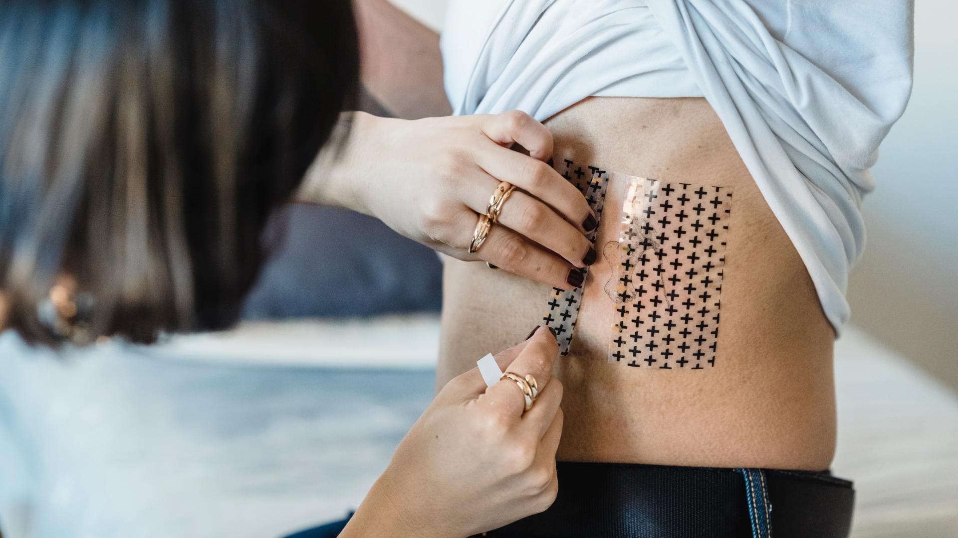 Folie vom Rippen-Tattoo wird abgezogen