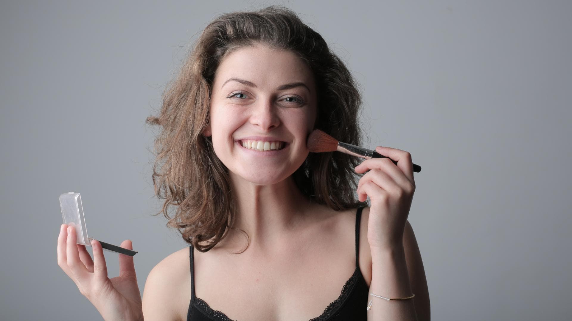 Frau trägt Rouge auf