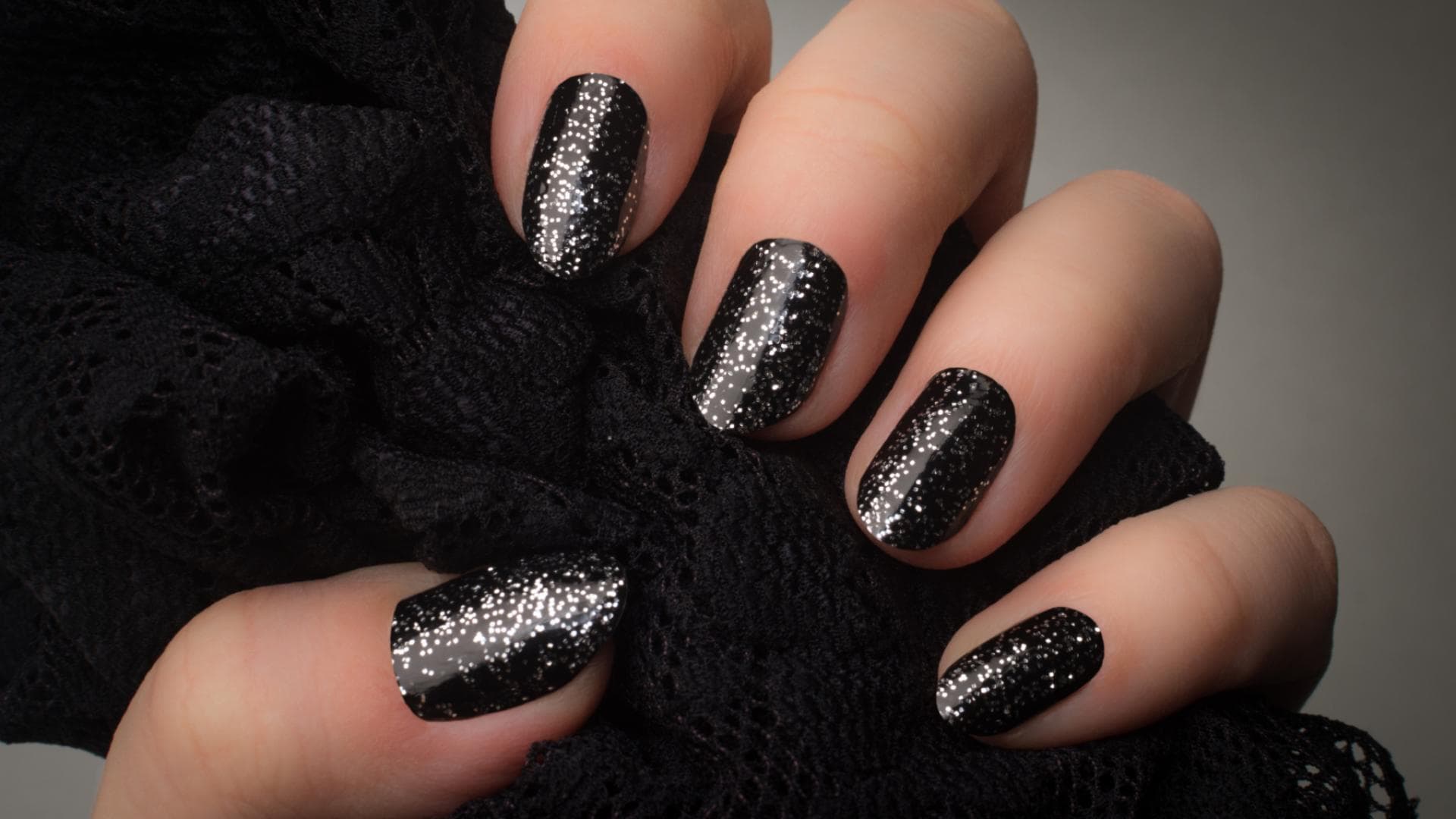 Nagellack-Trend Blackout Nails