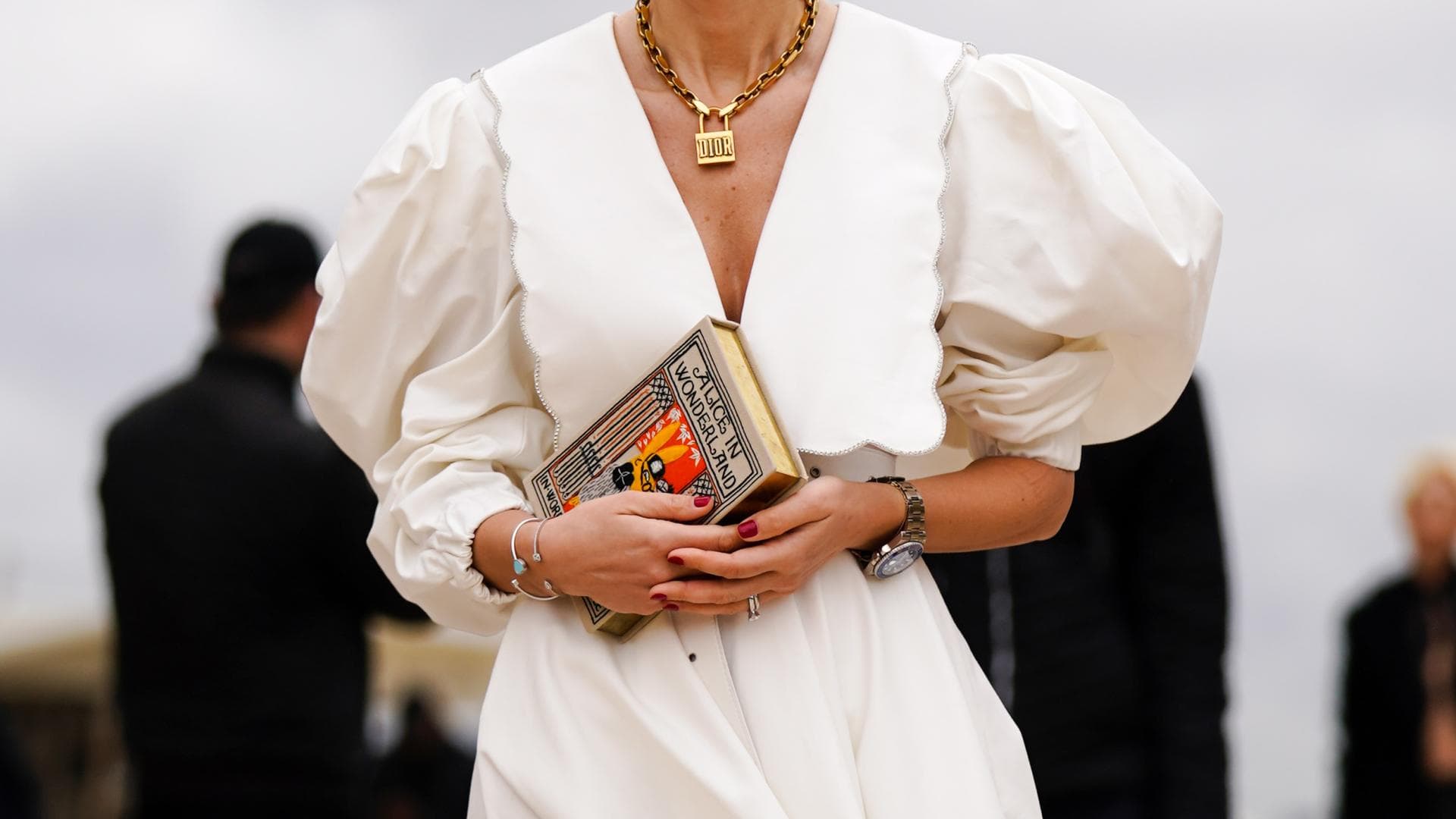 Frau mit weißem Kleid und Buch