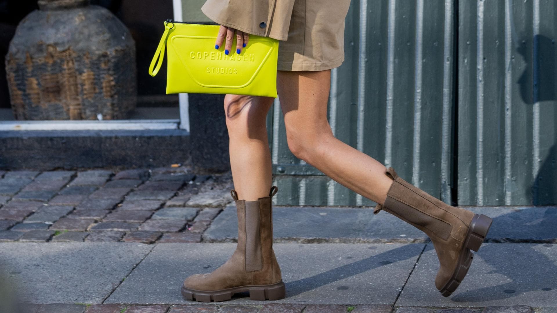 Frau trägt braune Boots