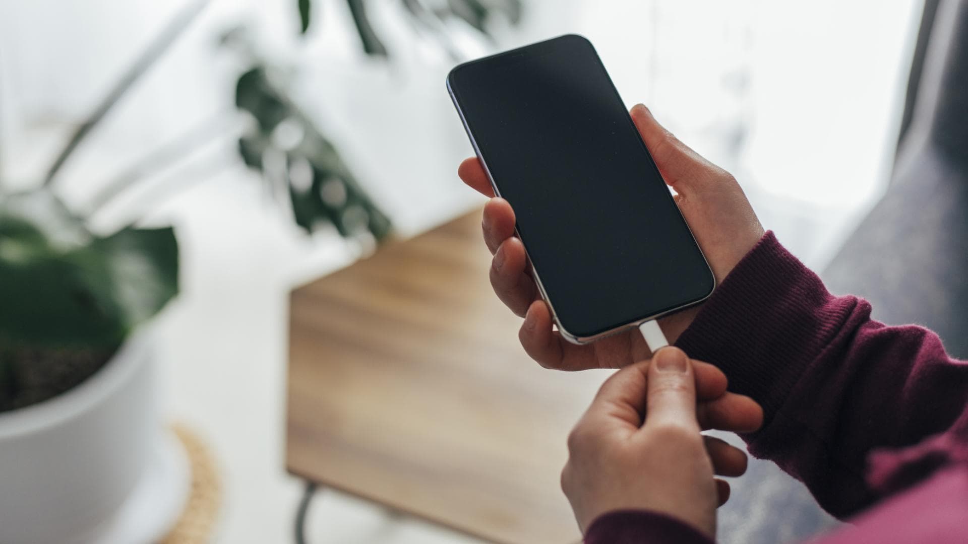 Handy wird aufgeladen