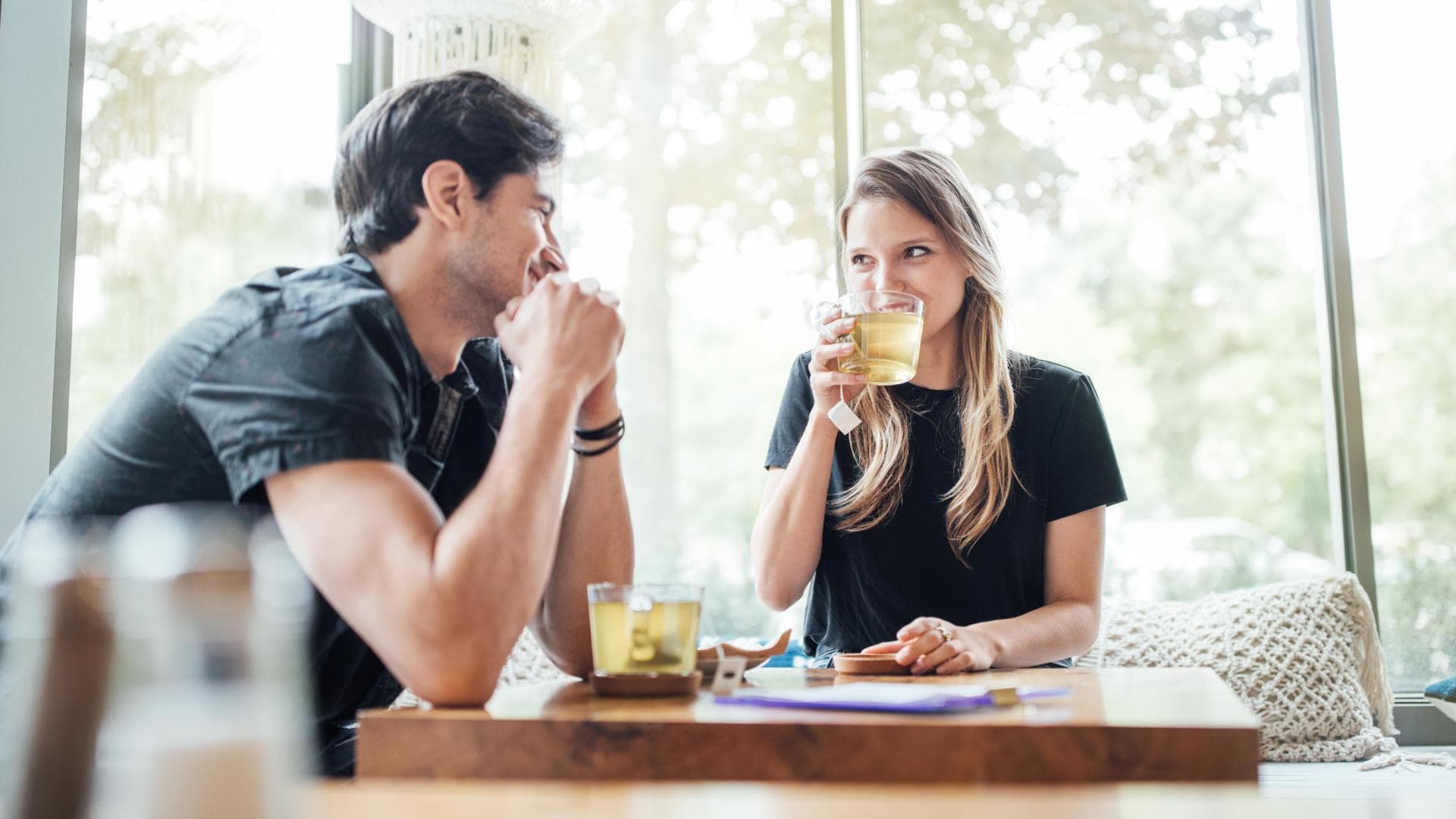 Frau und Mann sitzen im Cafe
