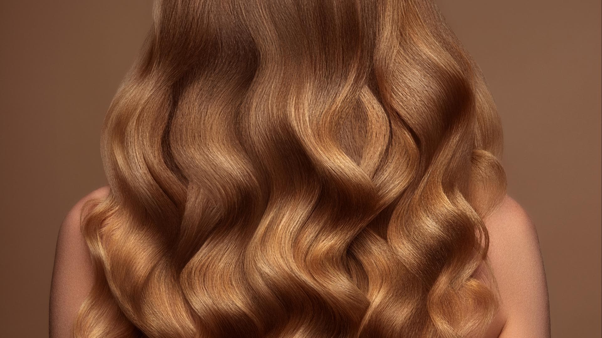 Lockiges Haar von hinten