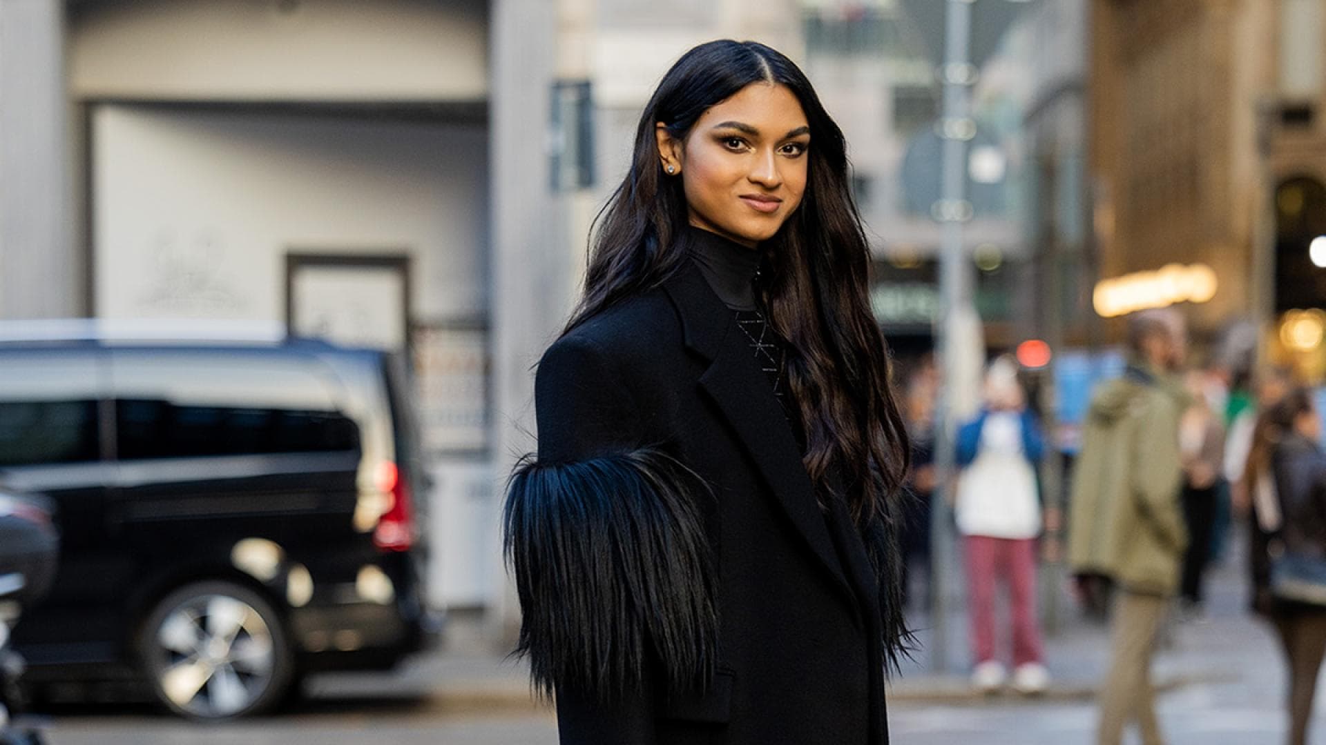 Kiara Nirgin im schwarzen Mantel