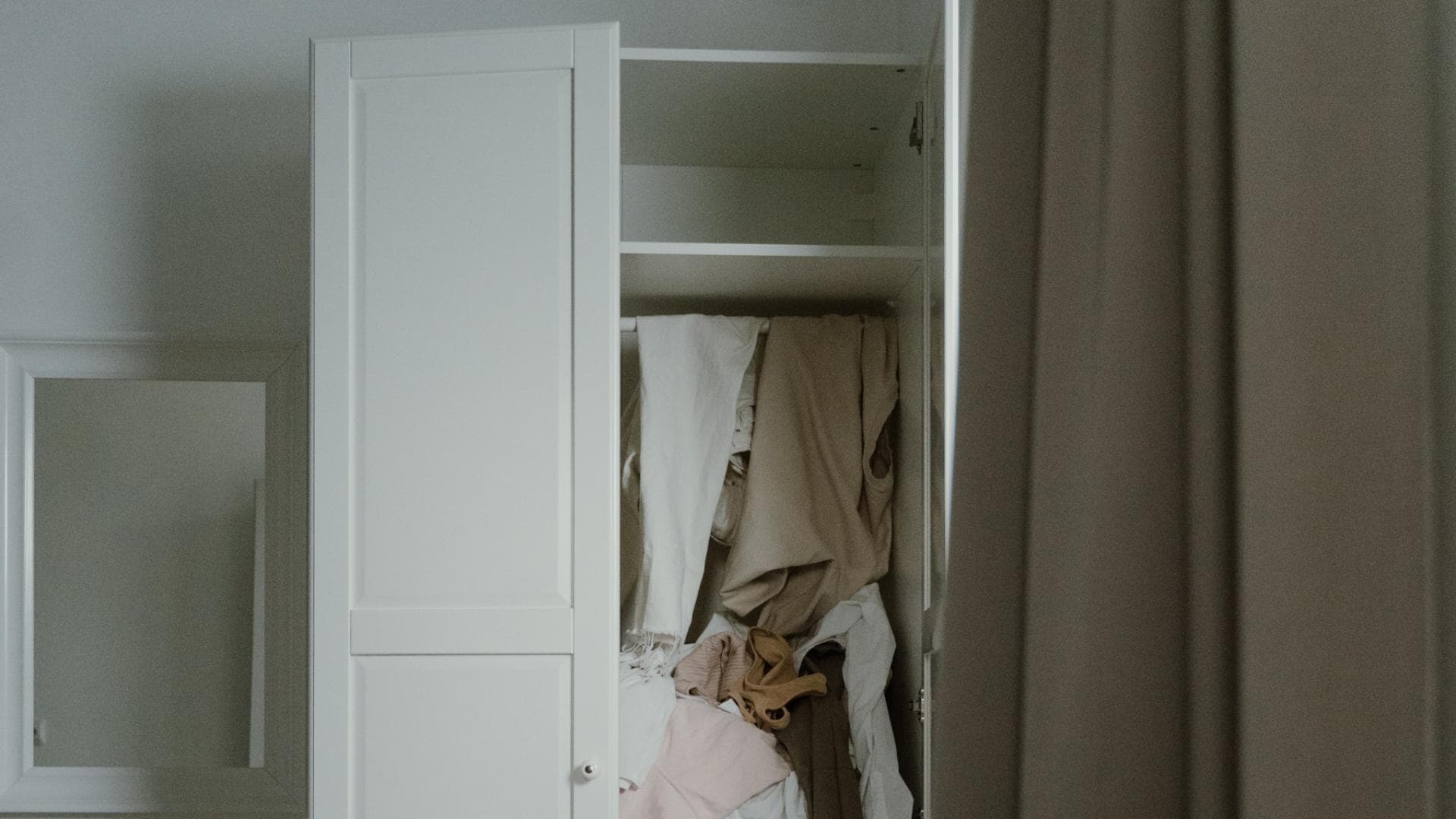 Unordentlicher Kleiderschrank