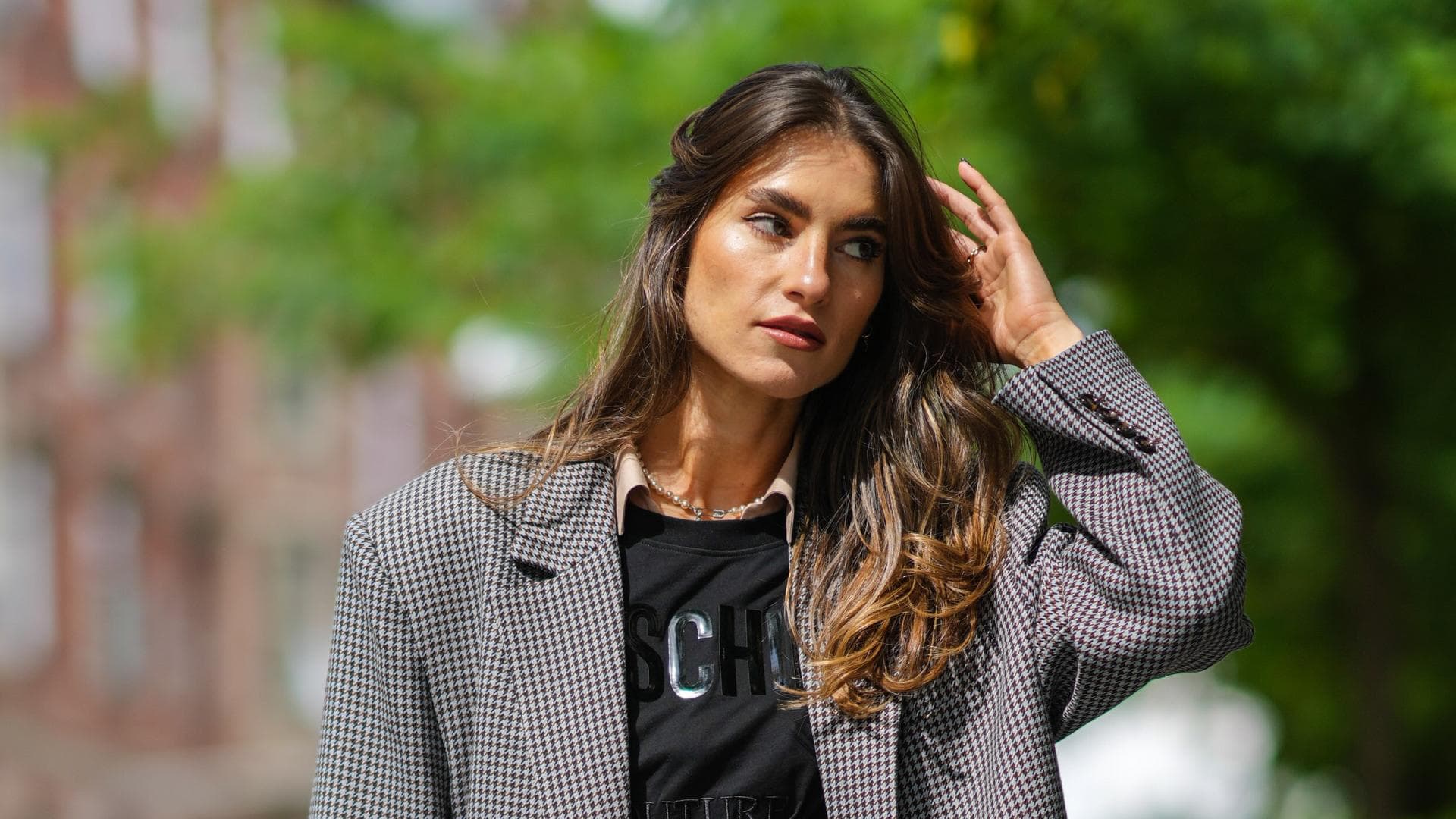 Frau mit gelockten Haaren