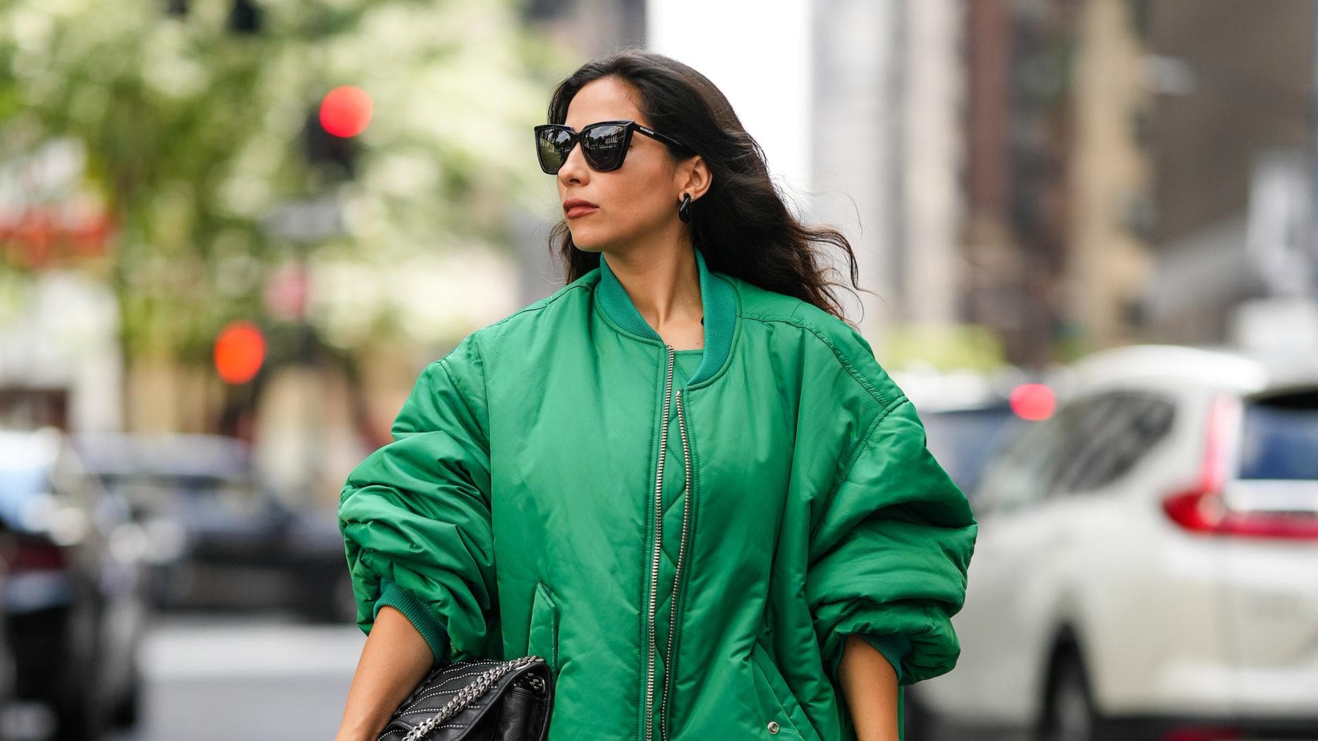 Frau in grüner Jacke