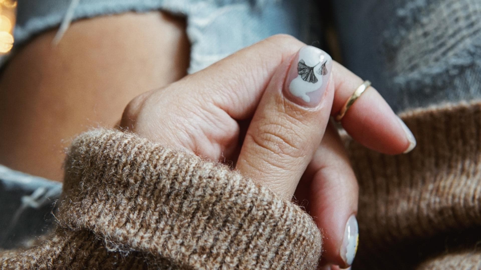 Frau mit Nageltattoos
