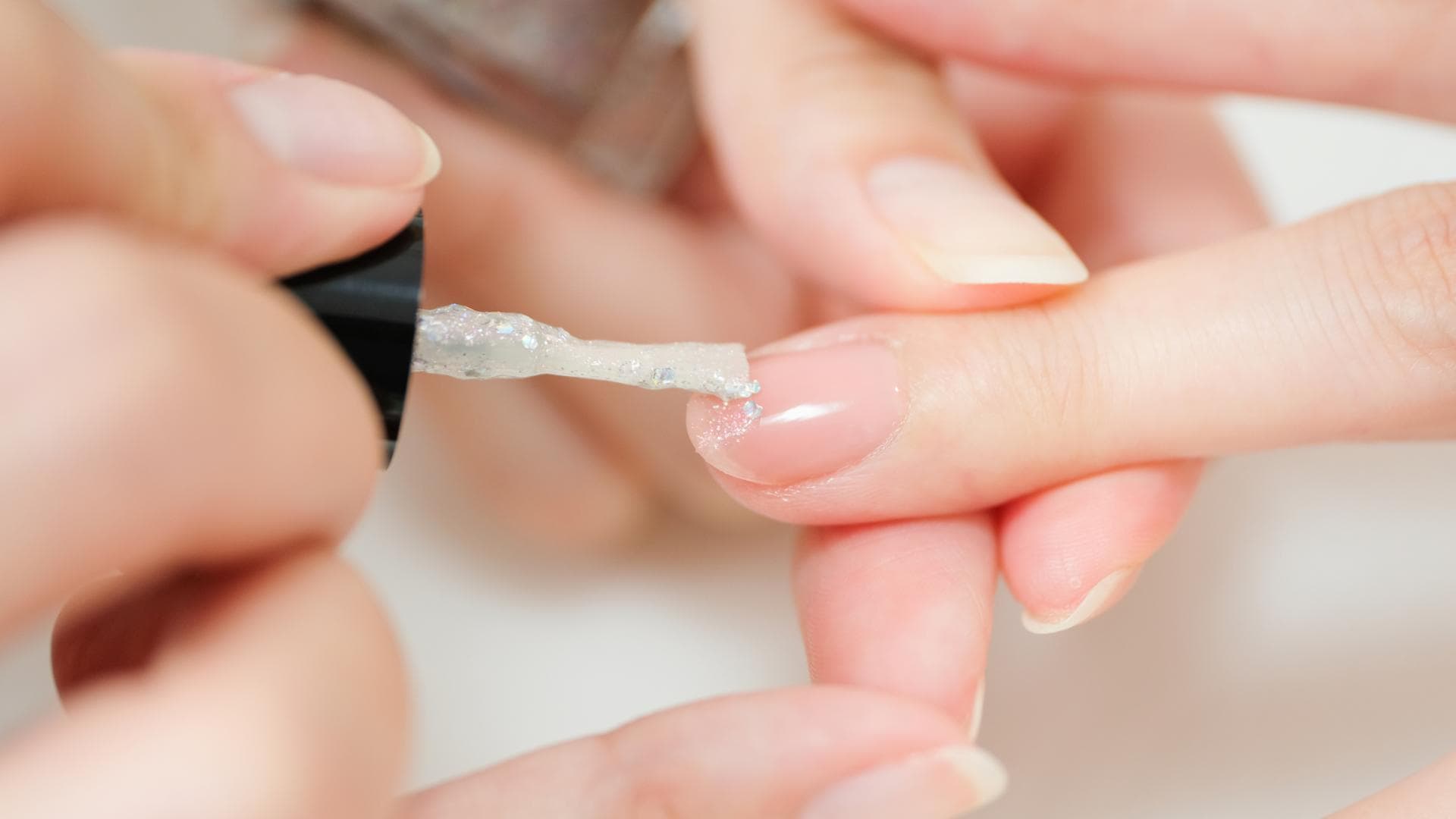 Nagelhärter wird aufgetragen
